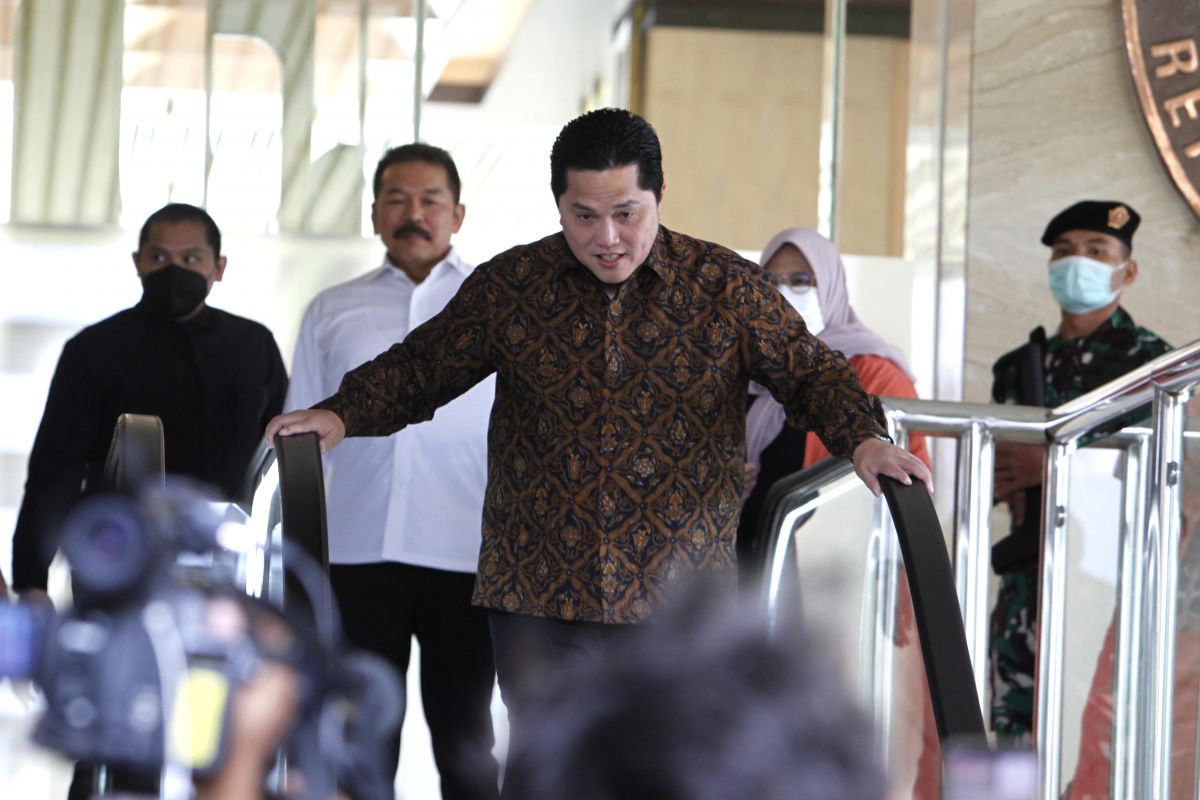 Erick Thohir berjalan keluar usai bertemu Jaksa Agung ST Burhanuddin di Gedung Kejaksaan Agung (6/3/2023).