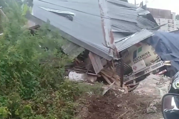 Truk Pertamina yang menabrak rumah warga di Palembang, Senin (6/3).
