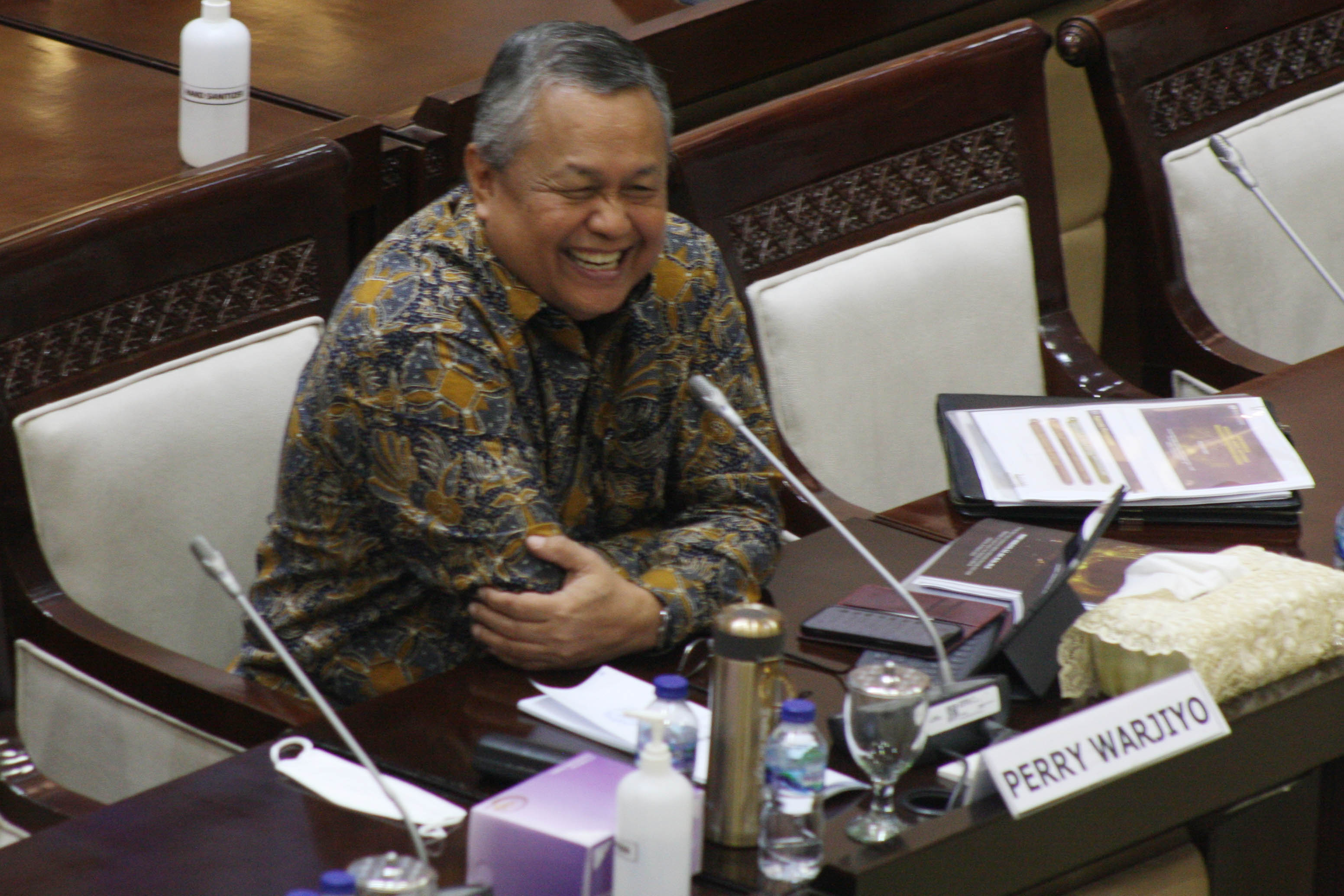Gubernur BI saat ini yakni Perry Warjiyo mendengarkan pertanyaan anggota Komisi XI DPR saat mengikuti pelaksanaan fit & proper test (20/3)