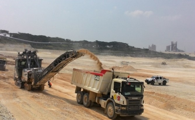 Surface mining  merupakan teknik penambangan terbuka tanpa peledakan  untuk meminimalisasi debu, bising dan getaran