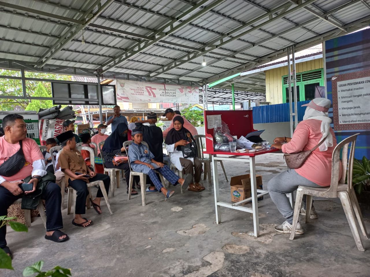 Warga mengantre mengantar anakanya yang hendak mengikuti sunatan massal oleh Mak Gankar, di Kec. Samarinda Seberang Kota Samarinda, Kaltim