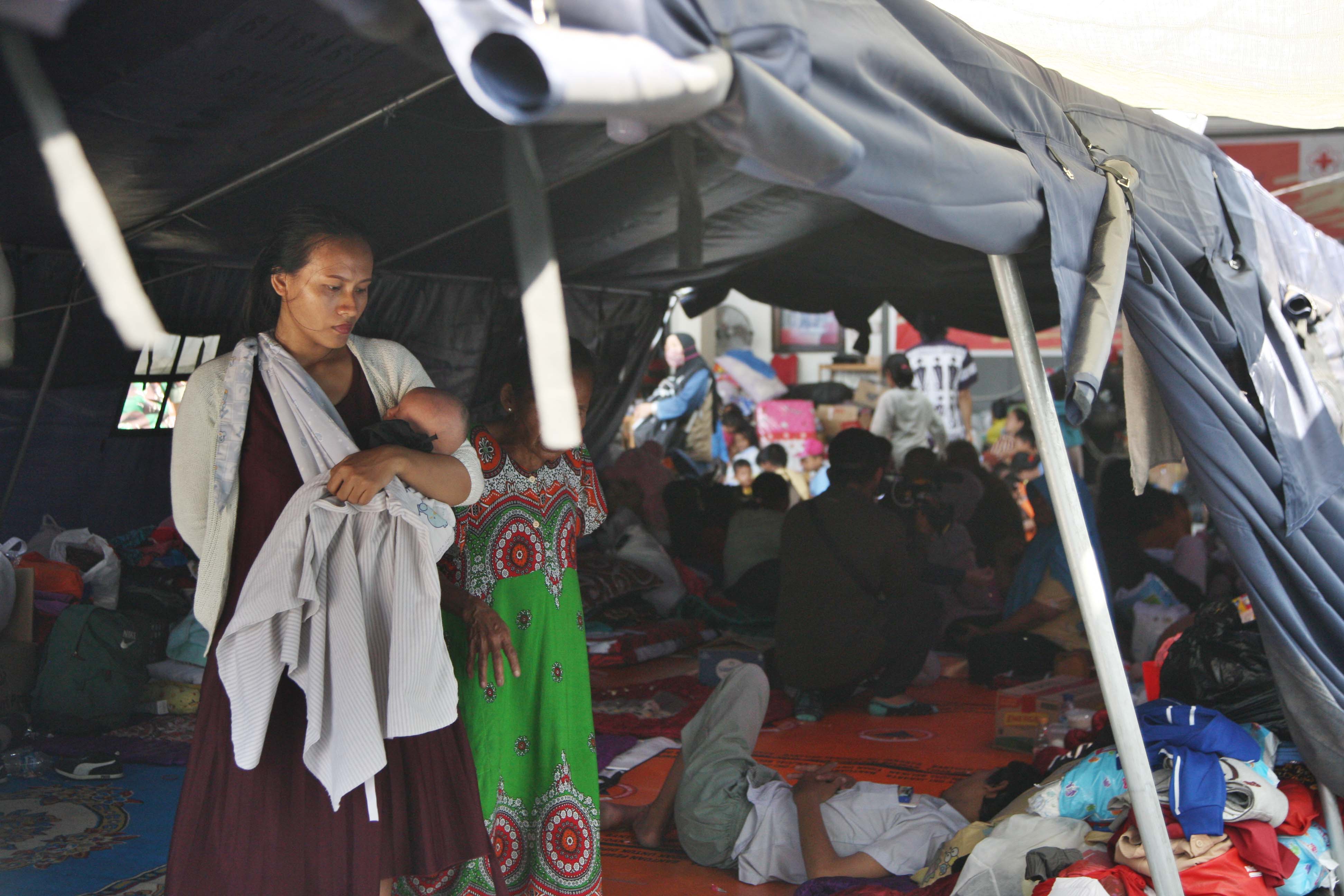 Pengungsi korban kebakaran Depo Plumpang Pertamina beraktivitas di tenda darurat di halaman Kantor PMI Jakarta Utara, Selasa (07/03/2023)
