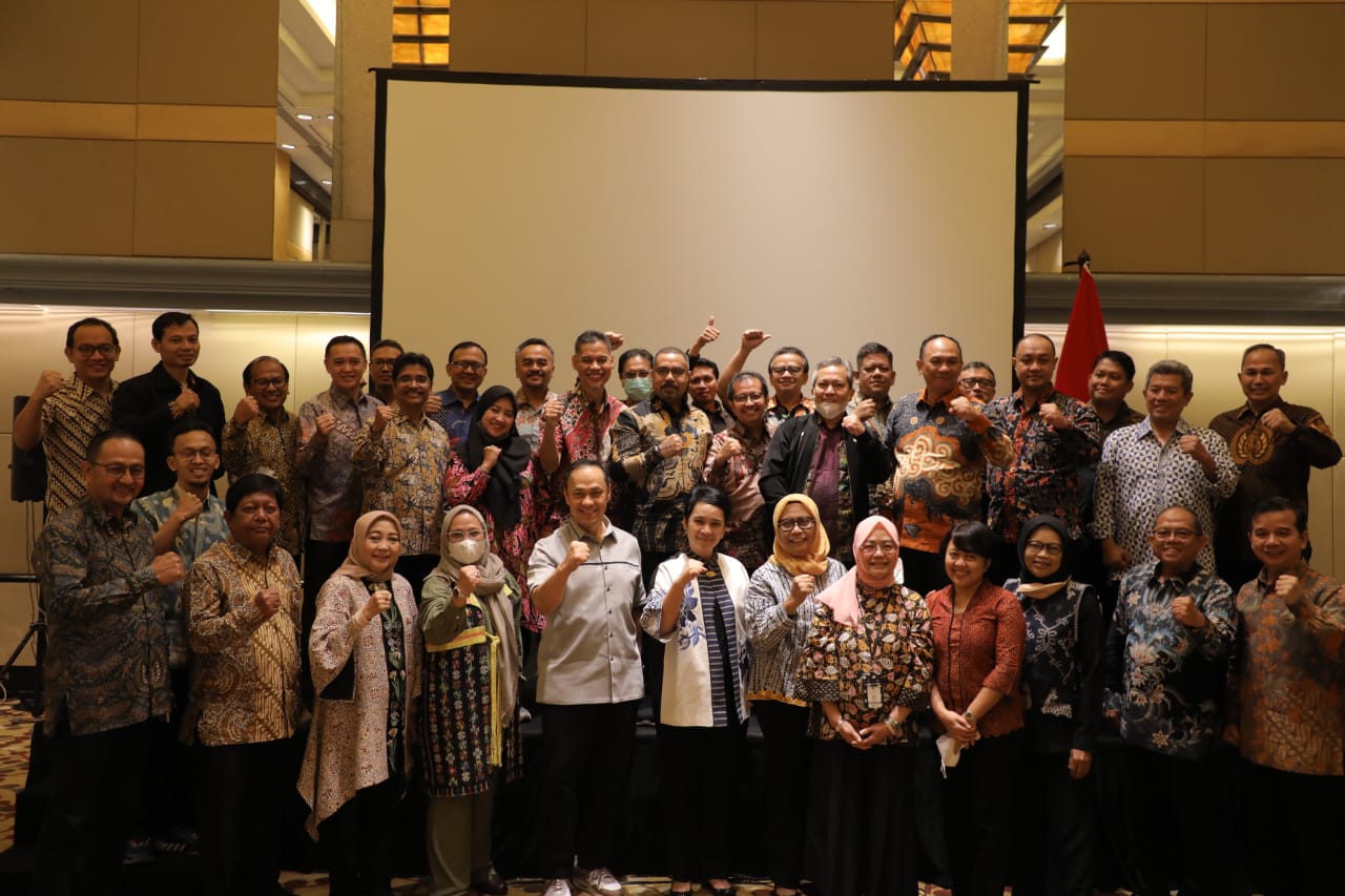 Founder ESQ Ary Ginanjar Agustian bersama Sekjen Kementerian Kominfo Mira Tayyiba saat diskusi tindak lanjut merespon hasil survei BerAKHLAK