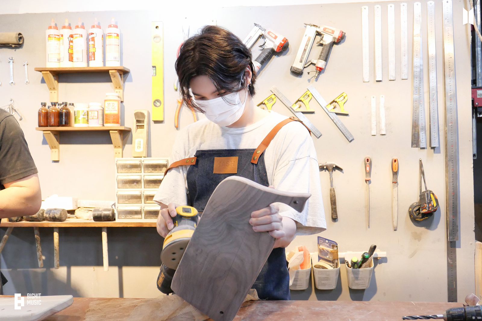 Weverse membagikan koleksi foto Suga di hari ulang tahun ke-30, Kamis (8/3/2023)