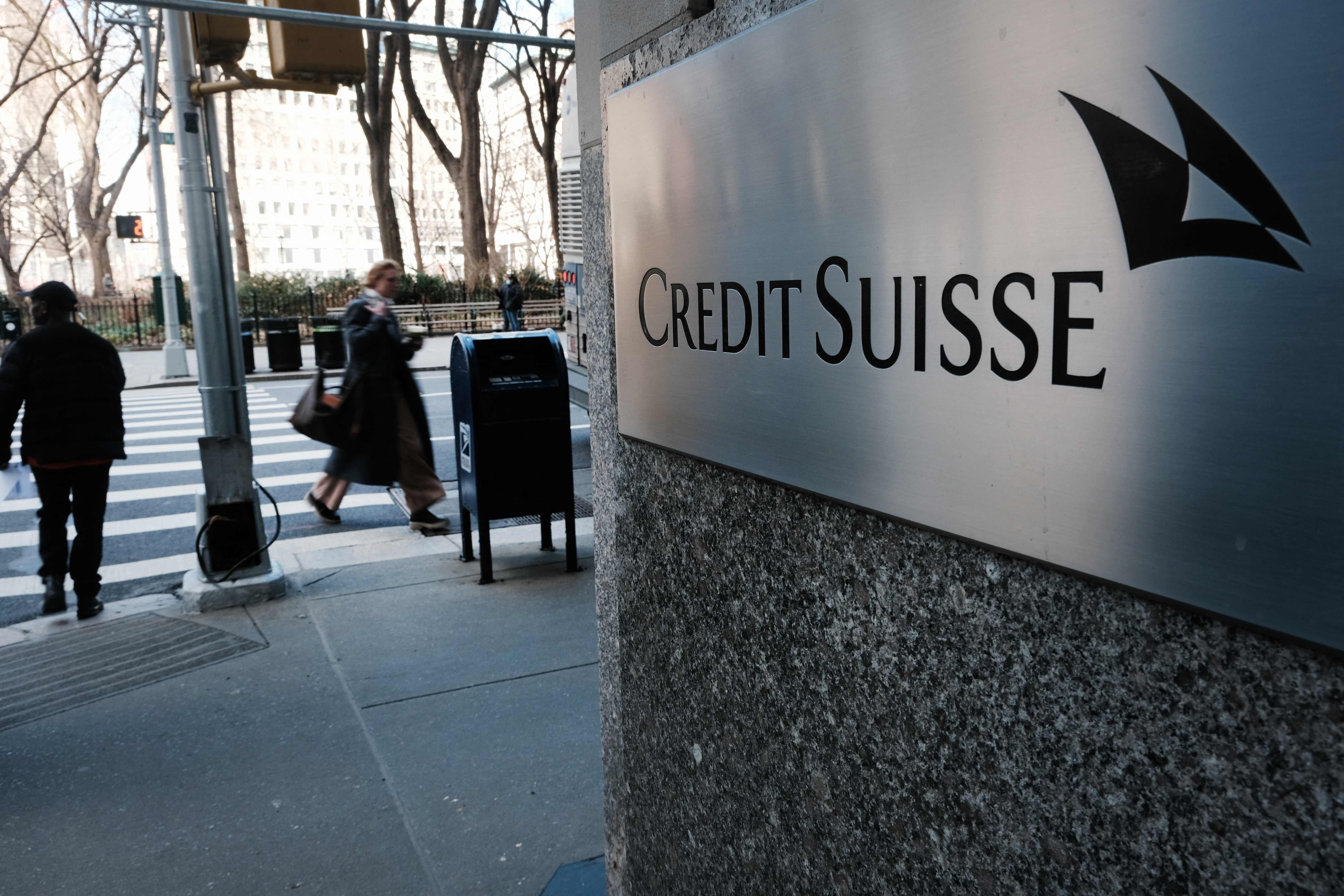 Sejumlah warga berjalan di dekat kantor pusat Credit Suisse di New York (15/3/2023)