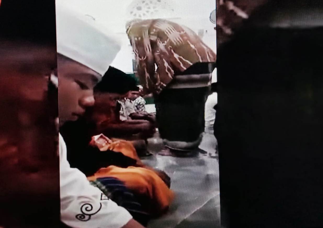 Tangkapan layar Youtube yang menunjukkan pembagian amplob bergambar banteng kepada jamaah di sebuah masjid di Sumenep, Jatim. 