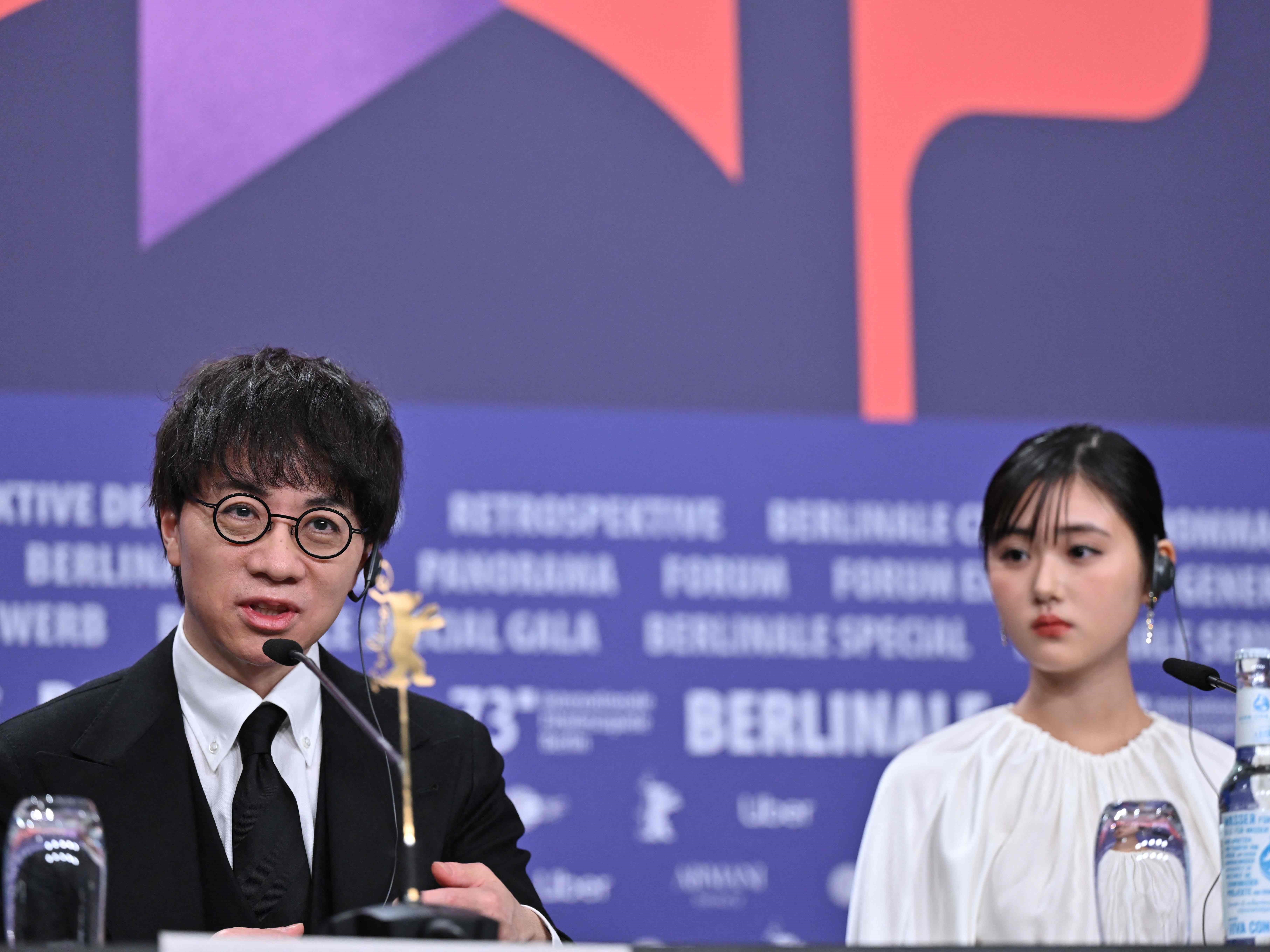 Sutradara dan penulis skenario Jepang Makoto Shinkai (kiri) dan aktris Jepang Nanoka Hara menghadiri konferensi pers untuk film Suzume.