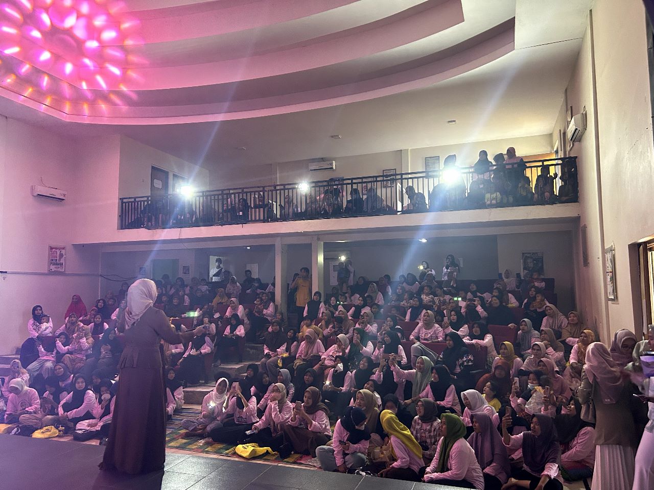 Konser religi Srikandi Banten gandeng Arra Band dan Annisa Rahman di Rumah Dunia, Sumurpecung, Kota Serang, Banten, Selasa (21/3)