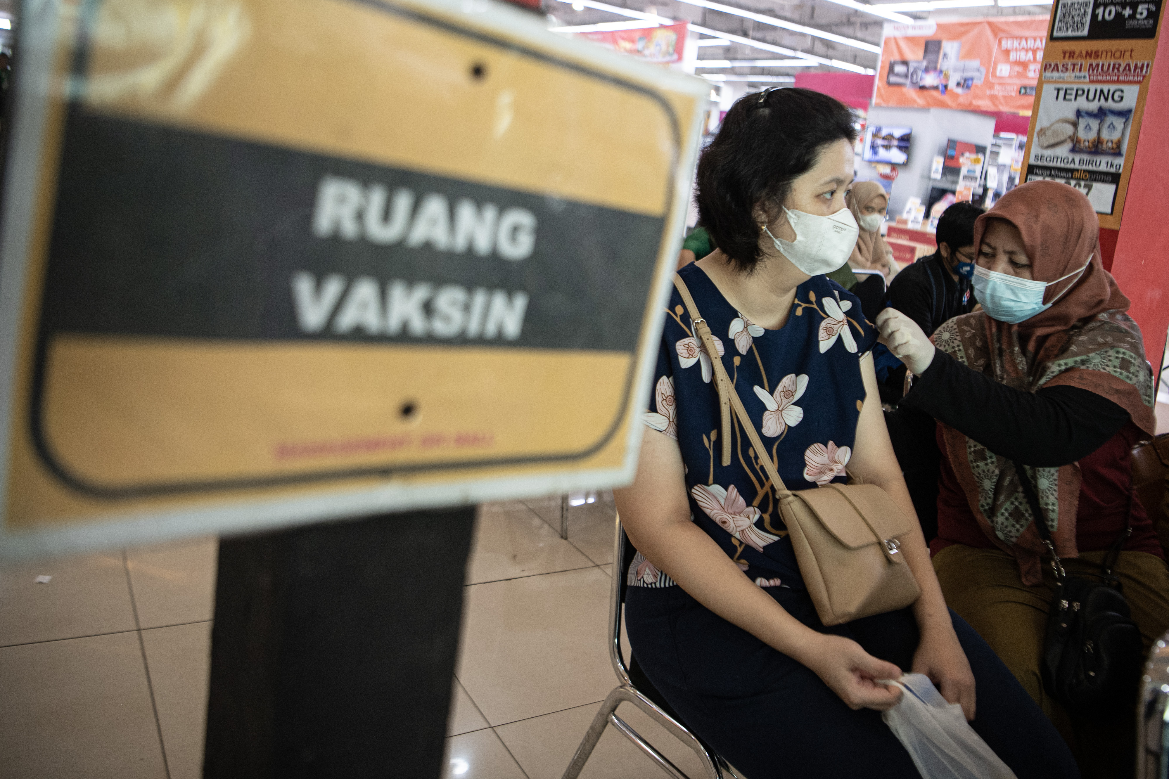 Petugas menyuntikkan vaksin penguat kedua covid-19 kepada warga di pusat perbelanjaan di Palembang, Sumatera Selatan, Selasa (14/2/2023).