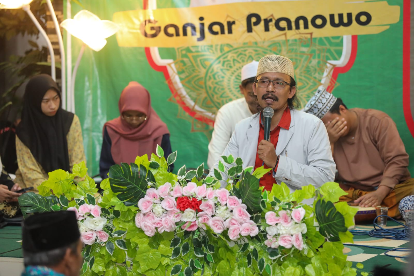 Relawan Gus Gus Nusantara menggelar doa bersama di malam Nisfu Syaban di Pelabuhan Jetis, Kabupaten Mojokerto, Jatim.