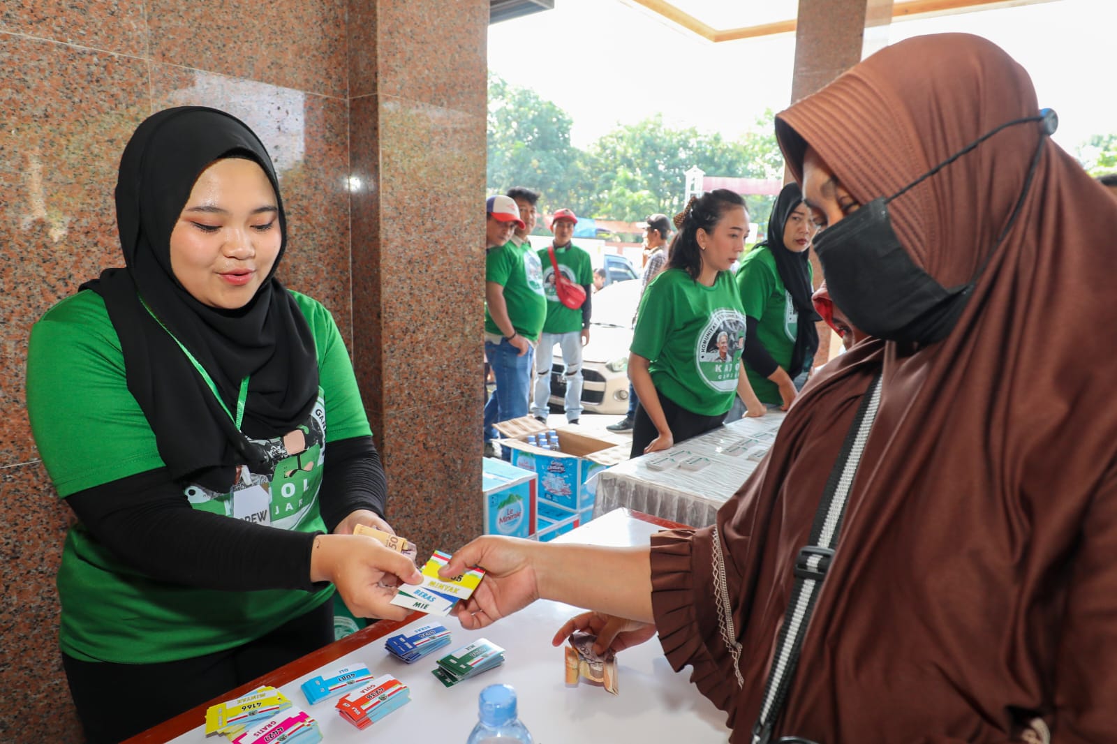  Komunitas Ojol (Kajol) Indonesia menggelar pasar murah oli dan sembako bagi rekan seprofesi di Cirebon, Minggu (19/3/2023)