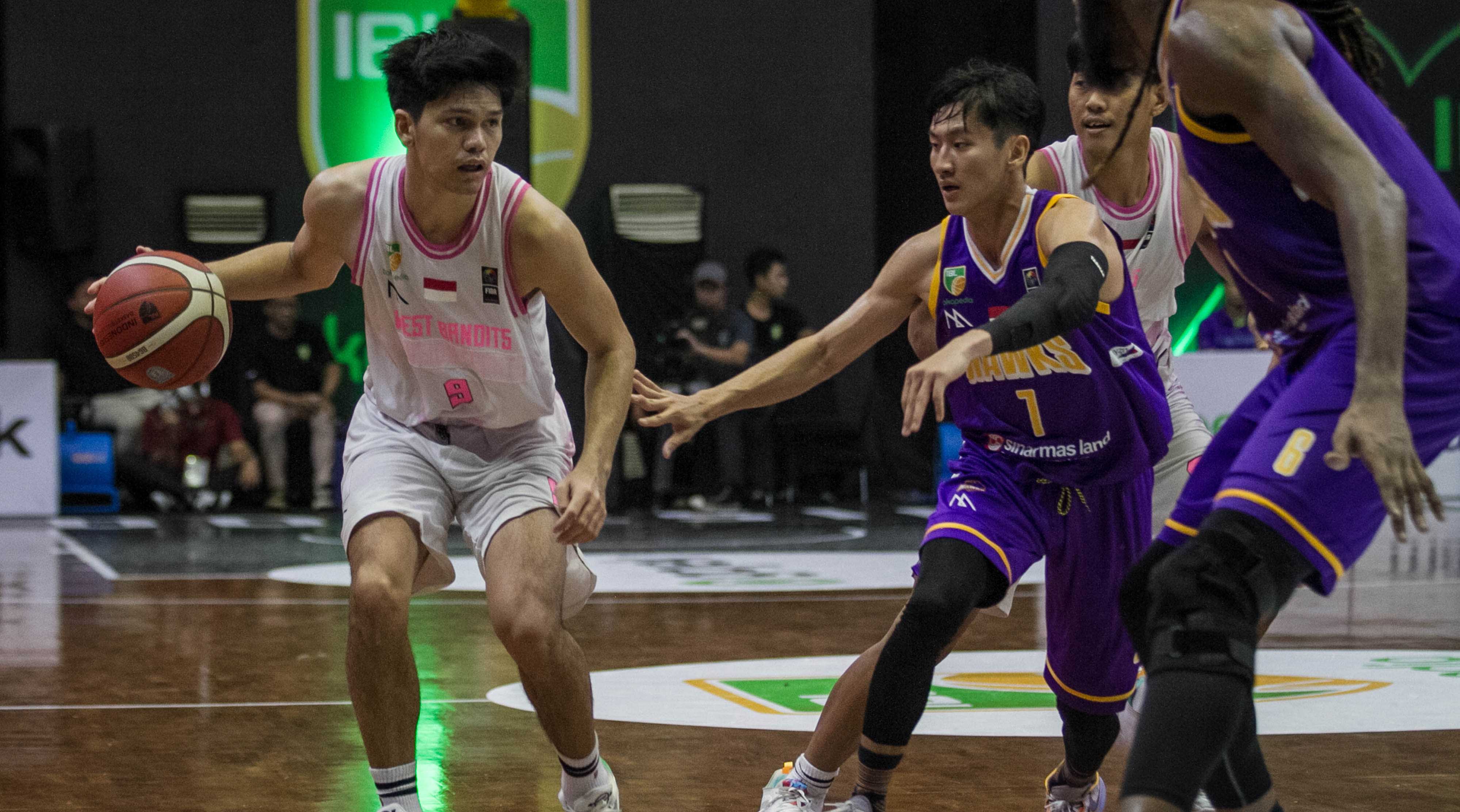 Pemain timnas basket 3x3 Rio Disi (kiri).