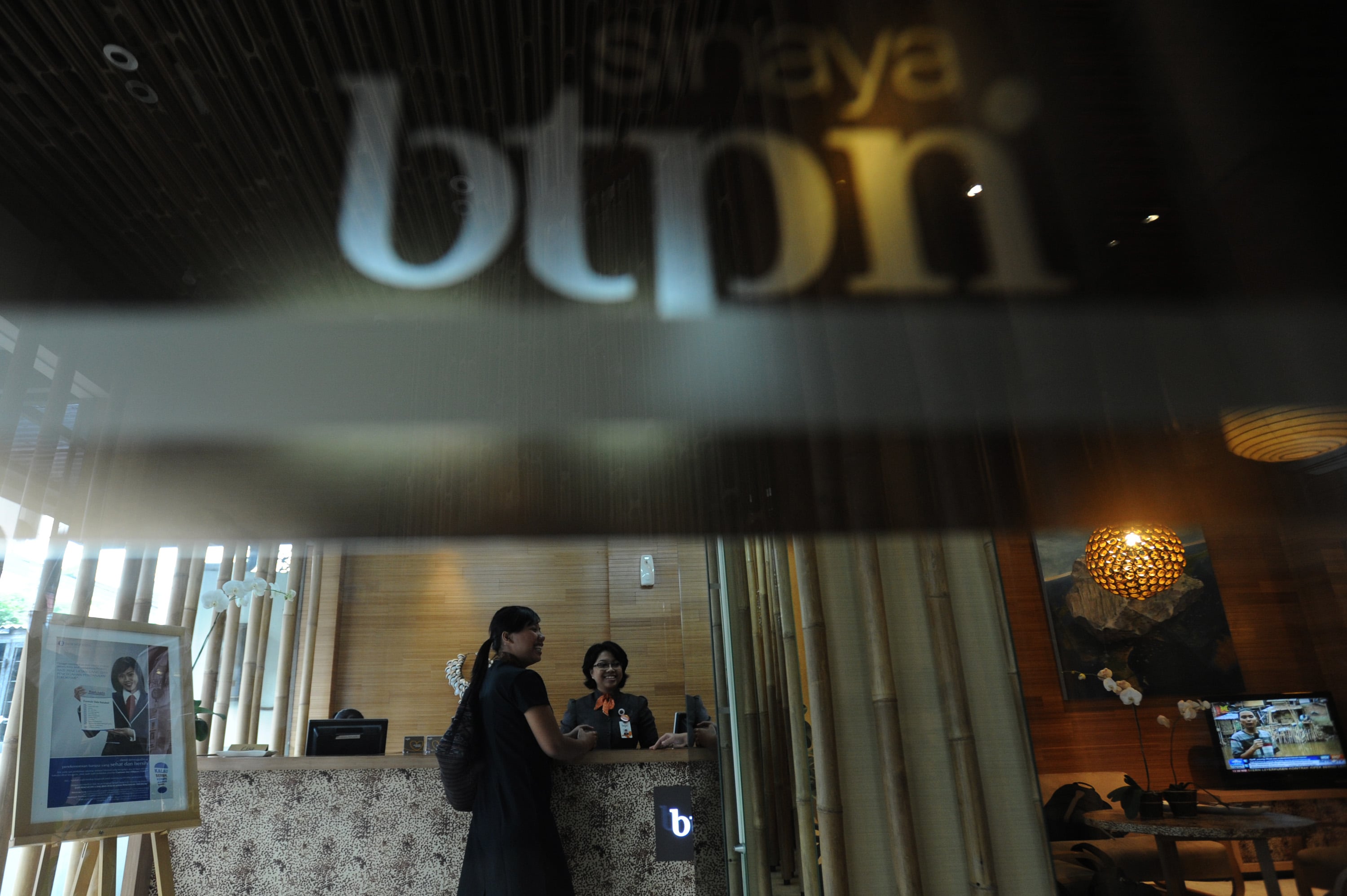 Karyawan Bank Tabungan Pensiunan Negara (BTPN) menjelaskan produk perbankan kepada nasabah.
