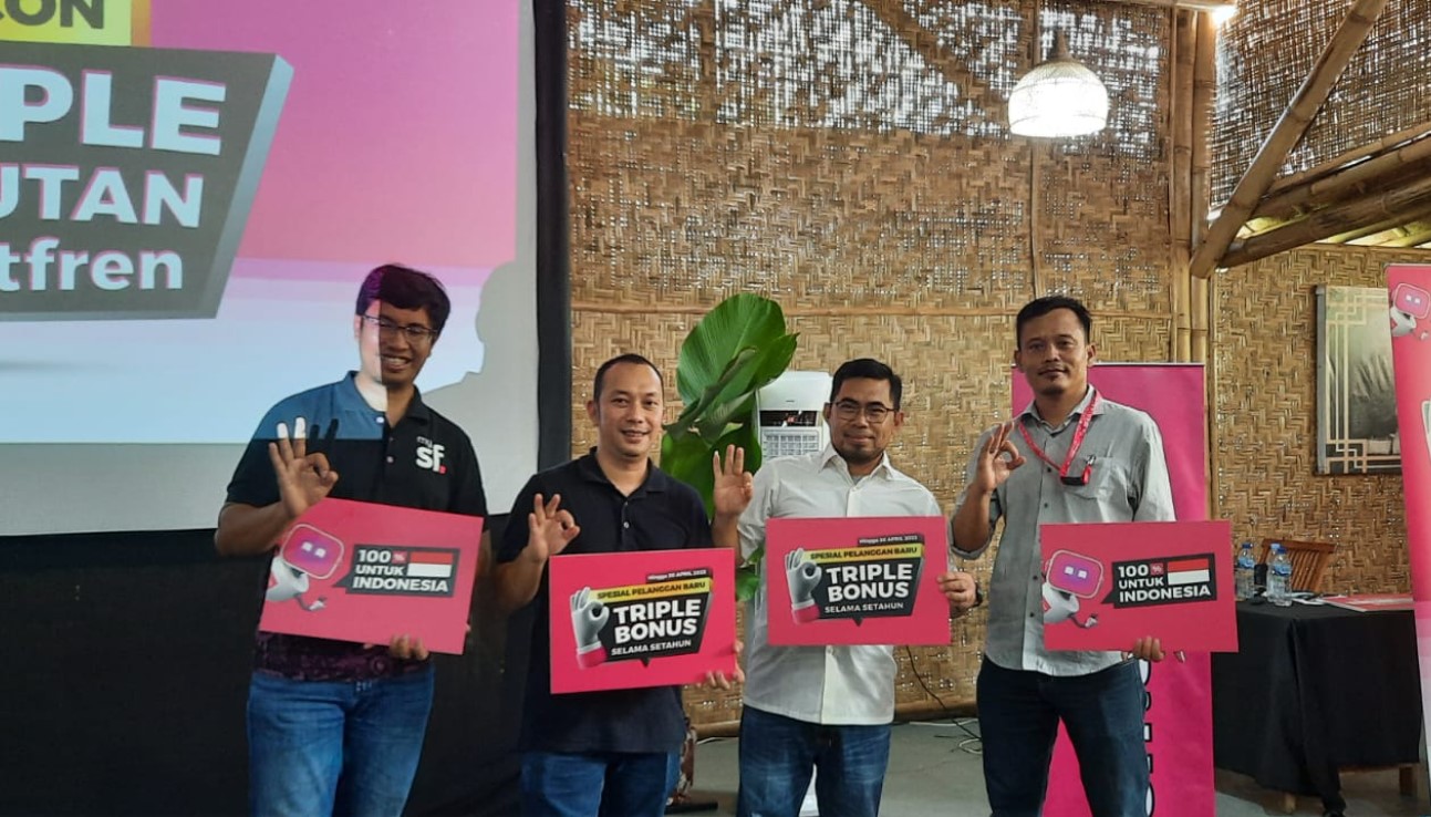 Para petinggi Smartfren kala meluncurkan program baru yang diberi nama Triple Bonus di Yogyakarta.