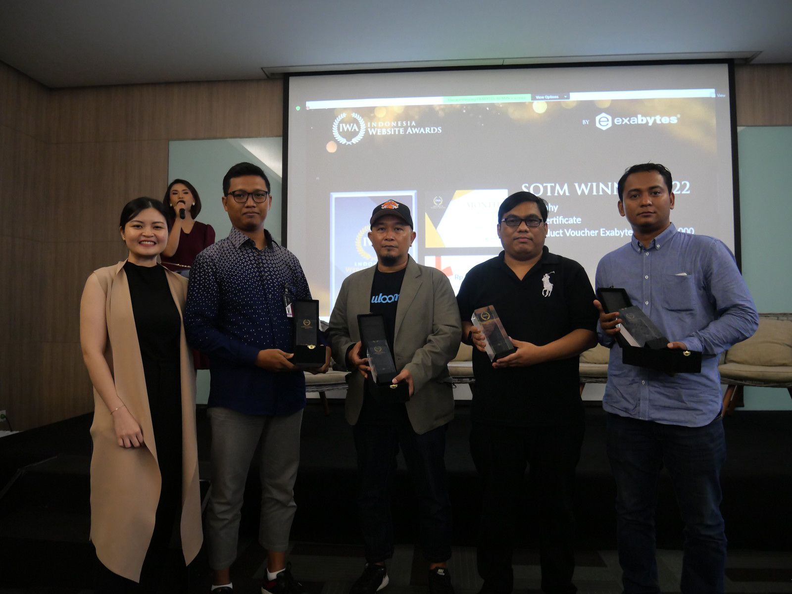 Para pemenang dalam penghargaan dan konferensi web developer bergengsi, 'Indonesia Website Awards & WebDevTalk 2023'.