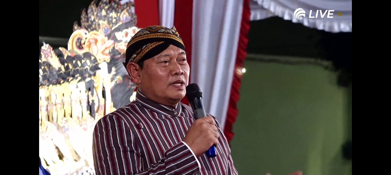 Panglima TNI Laksamana TNI Yudo Margono di pagelaran wayang kulit di Makorem 081/DSJ, Madiun.
