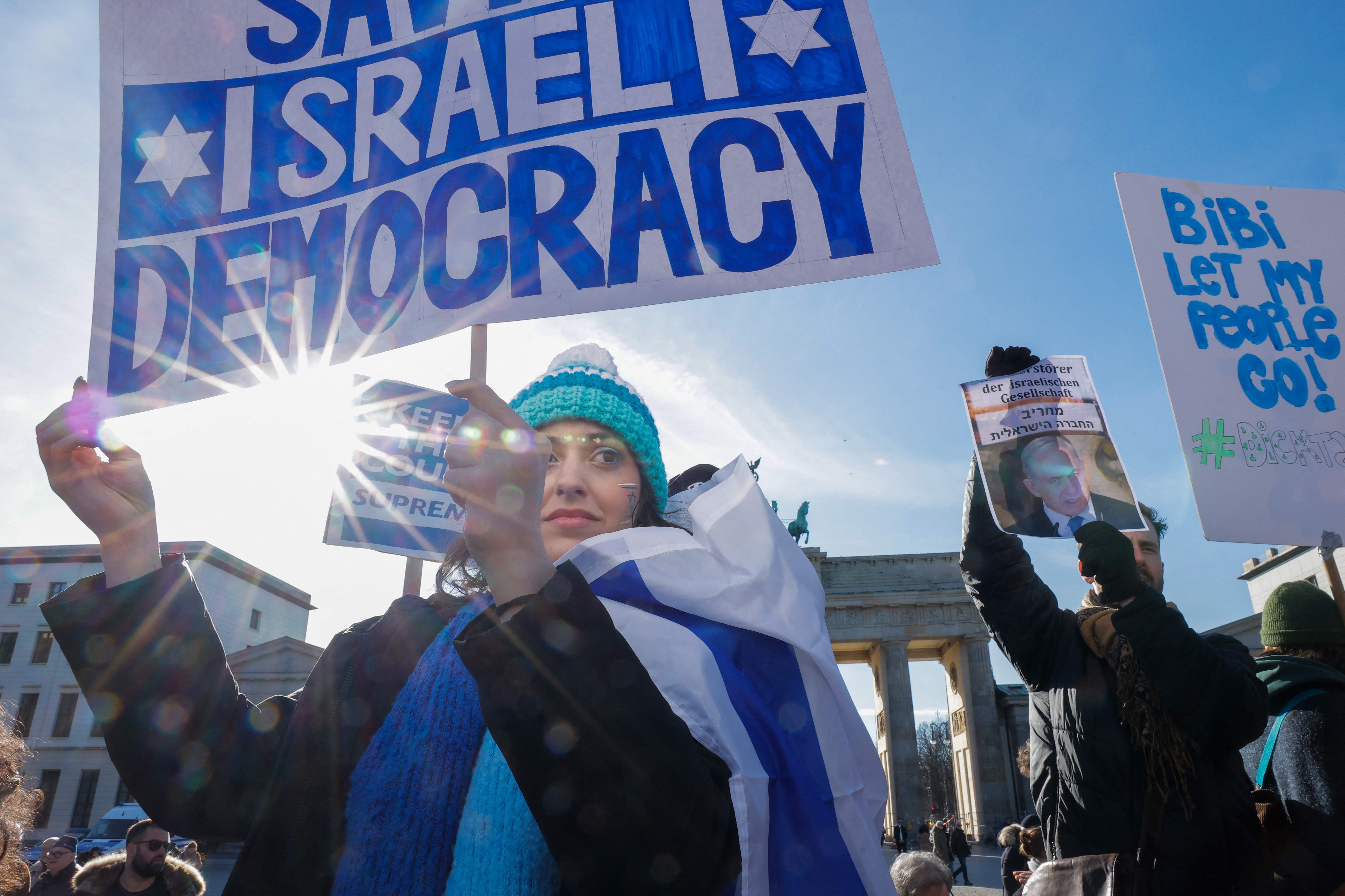 Demonstran melakukan aksi protes di Berlin, pada 16 Maret 2023.