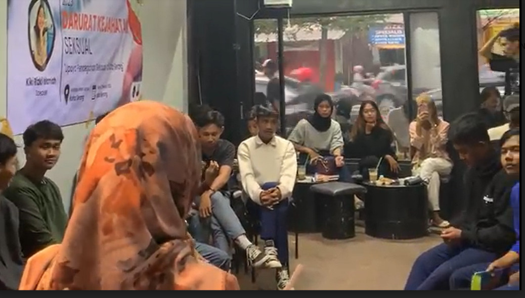 Orang Muda Ganjar (OMG) menggelar kegiatan kajian dan bedah buku kejahatan seksual bersama Sempu Kota Serang, Banten, Minggu (5/3)