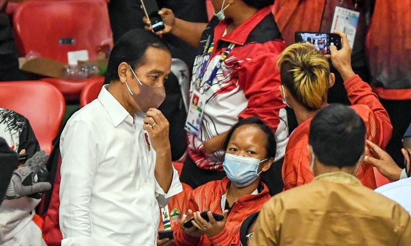  Presiden Joko Widodo berbincang dengan atlet Peparnas saat berkunjung di Gor Cendrawasih, Jayapura, Papua.