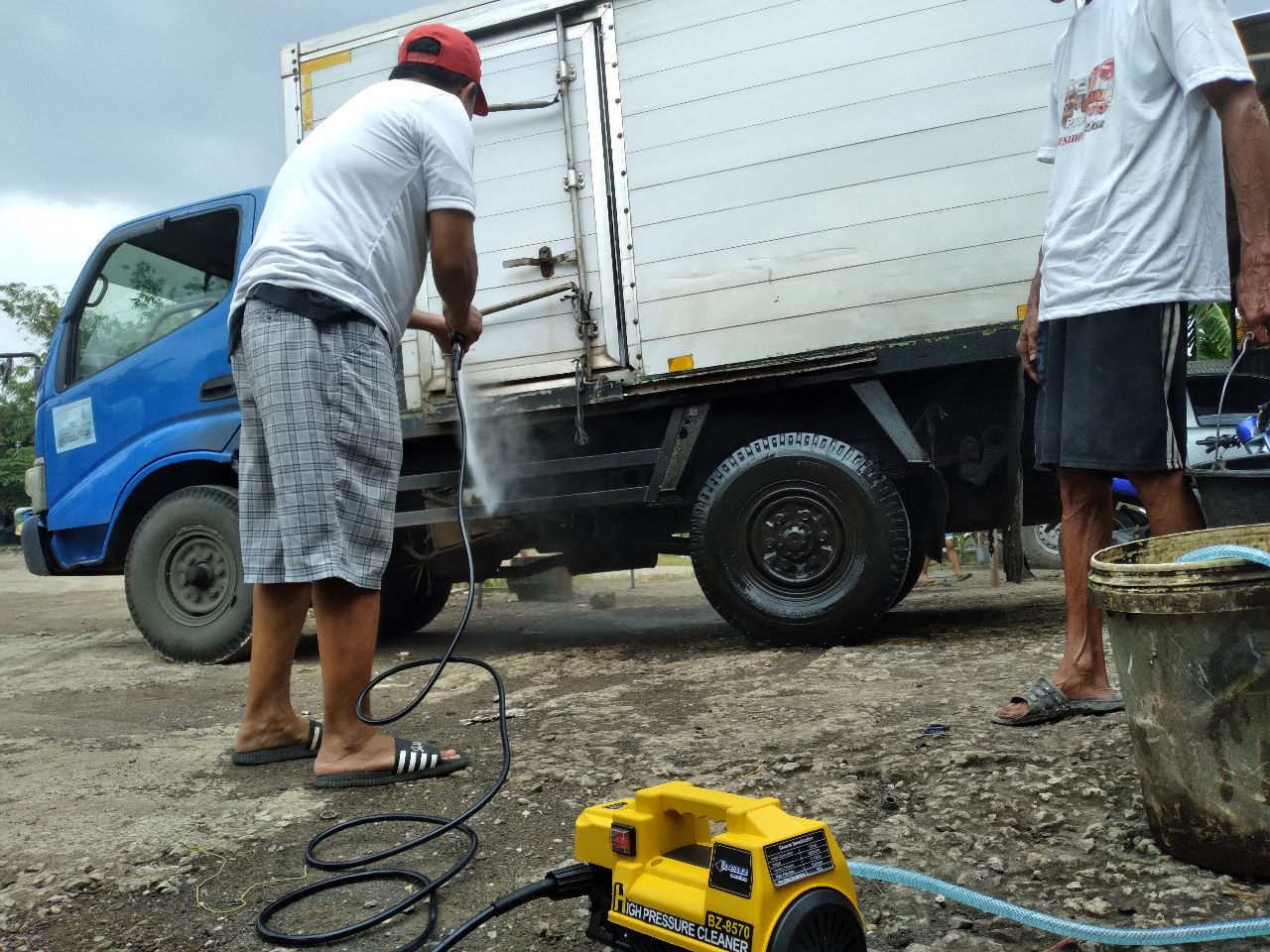 Komunitas Sopir Truk pendukung Ganjar Pranowo, Jabar, memberikan bantuan alat cuci mobil dan las listrik, di Bogor, Selasa (7/3/2023)