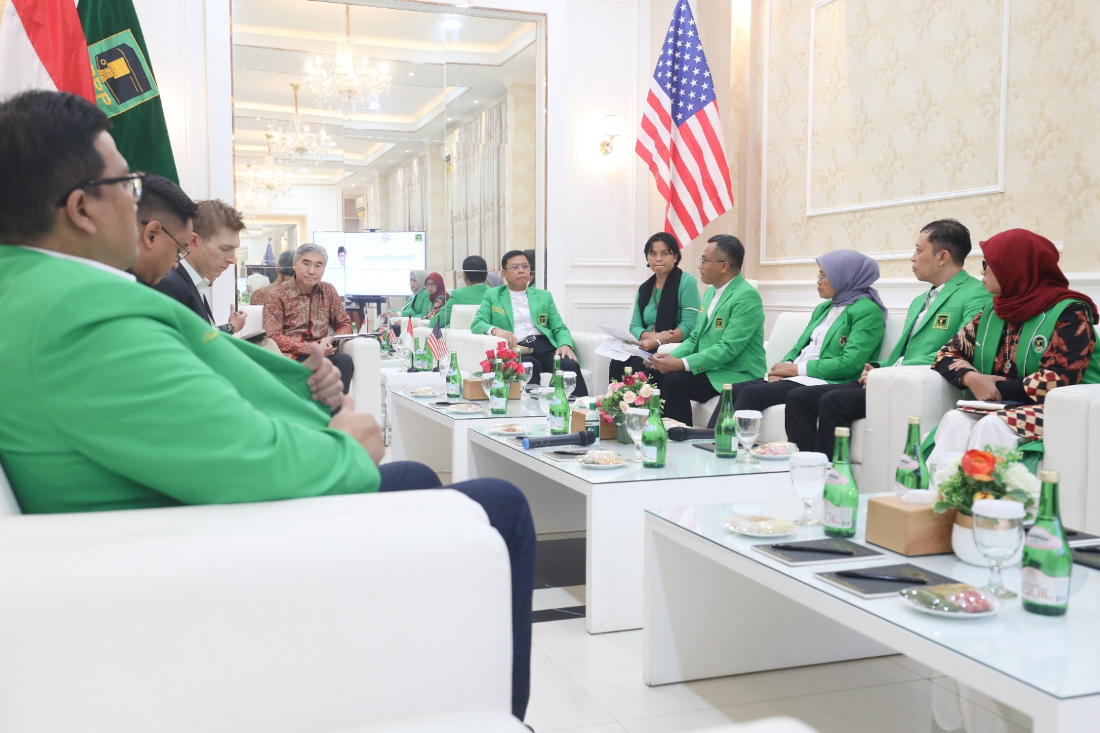 PLt Ketua Umum PPP M Mardiono berdiskusi dengan Dubes AS Sun Yong kim