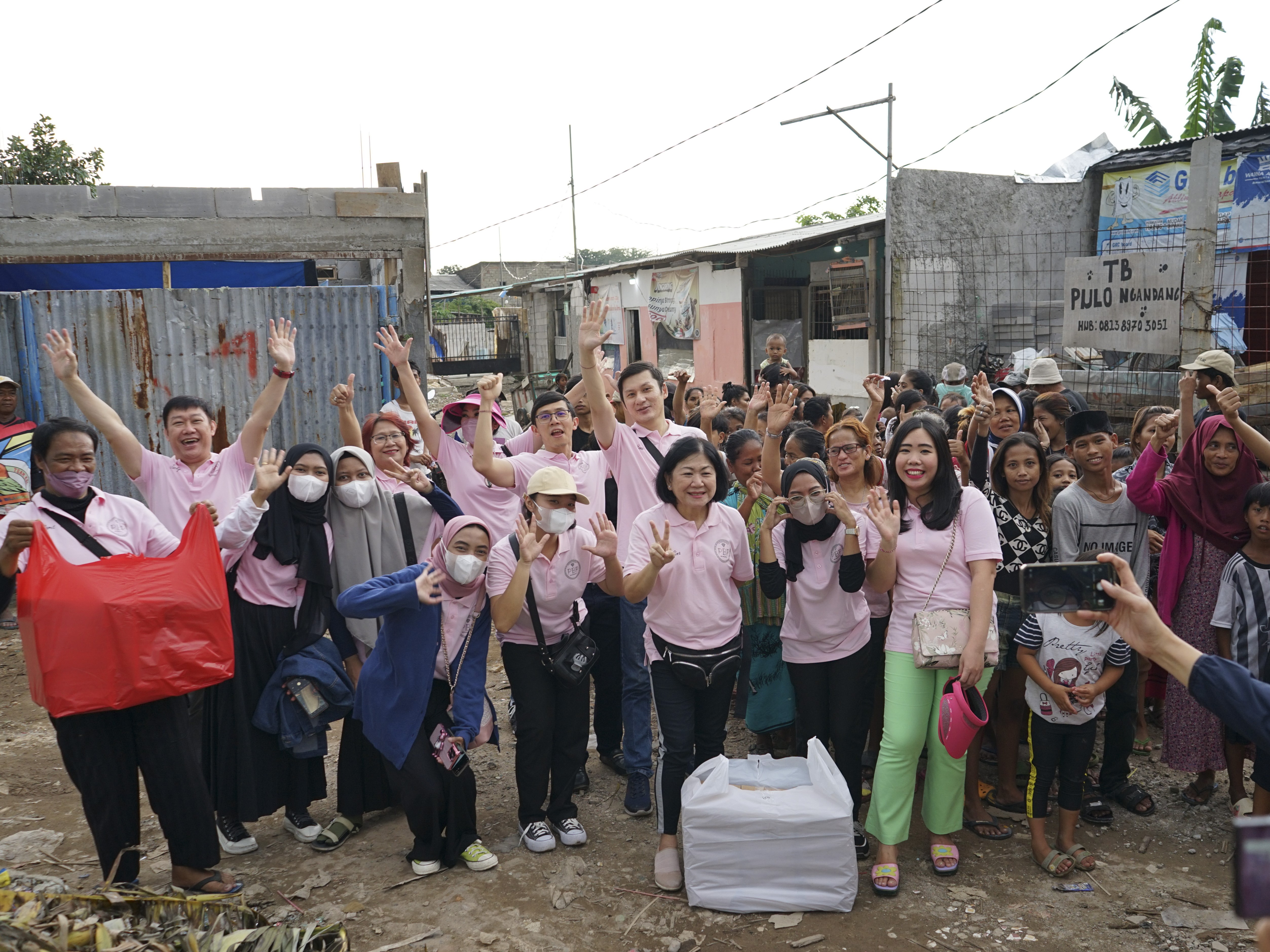 Bakti sosial ini dilakukan dengan memberikan 2.000 paket makanan untuk berbuka puasa kepada masyarakat.