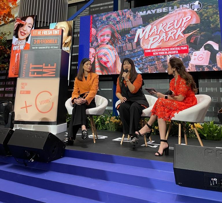 Sesi Talk Show bersama Digital dan Beauty Creator Sabrina (kiri) dan Brand General Manager Maybelline Indonesia Carla Mangindaan (tengah)