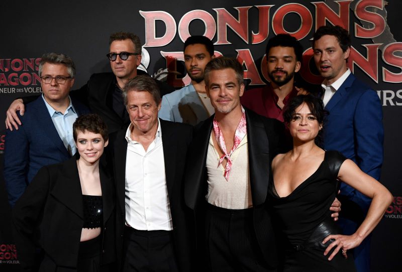 Para pemain Dungeons & Dragons Among the Thieves berpose dalam premiere di Paris, Prancis.