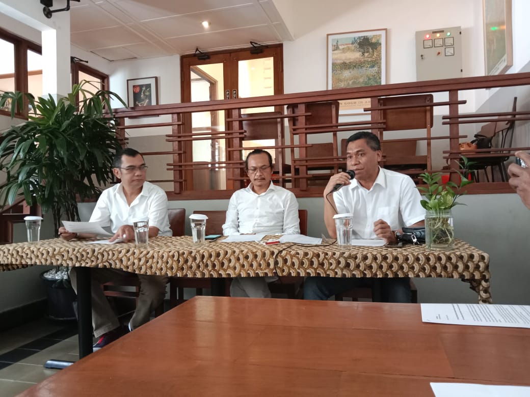 M Yasin Djamaluddin SH, MH, (memegang mic) Kuasa Hukum Johannes Rettob, memberi keterangan pers di Jakarta, Senin (6/3)