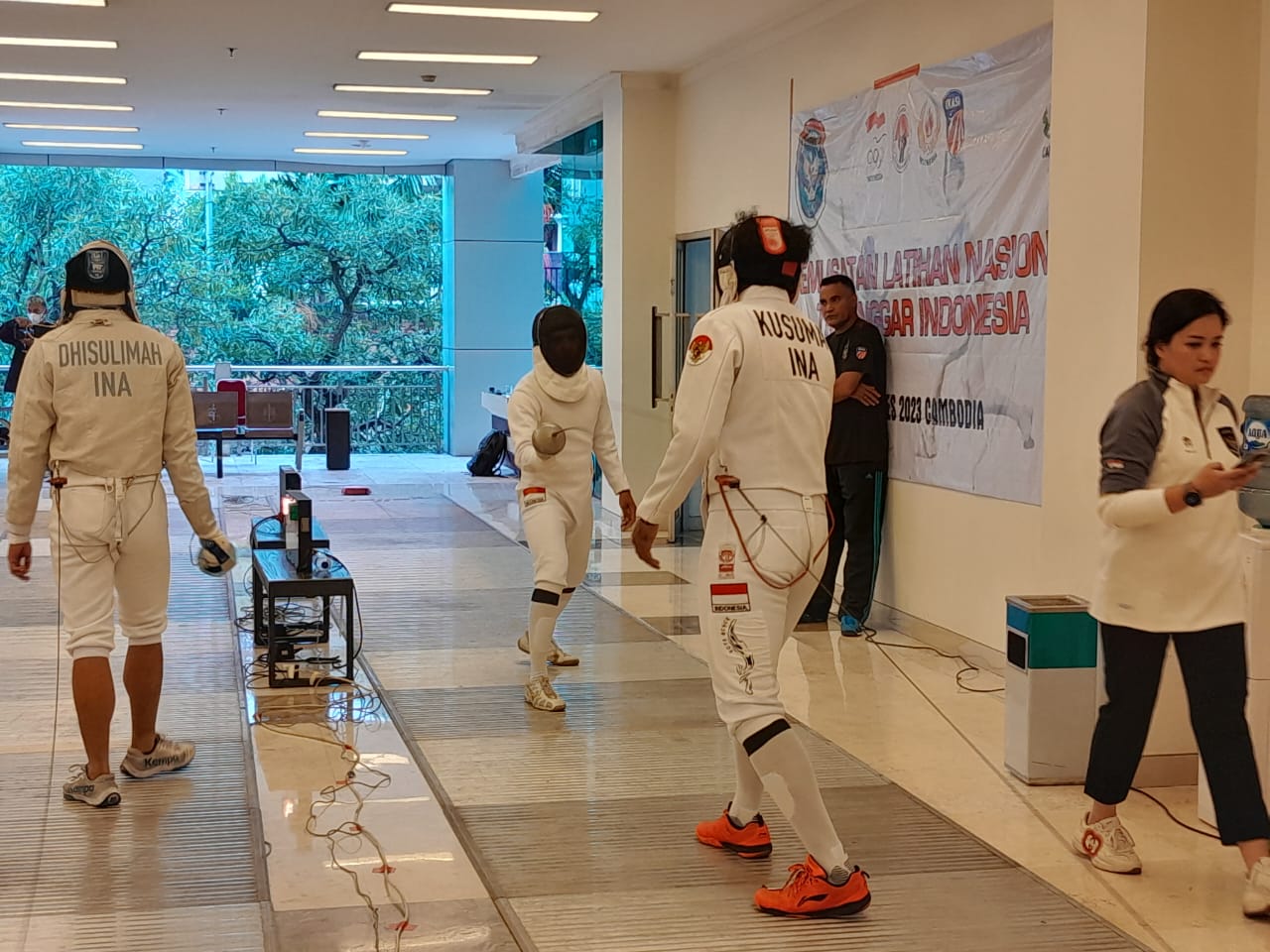 Para atlet Ikatan Anggar Seluruh Indonesia tengah berlatih di Badan Diklat Kejaksaan, Jakarta, Jumat (24/3).