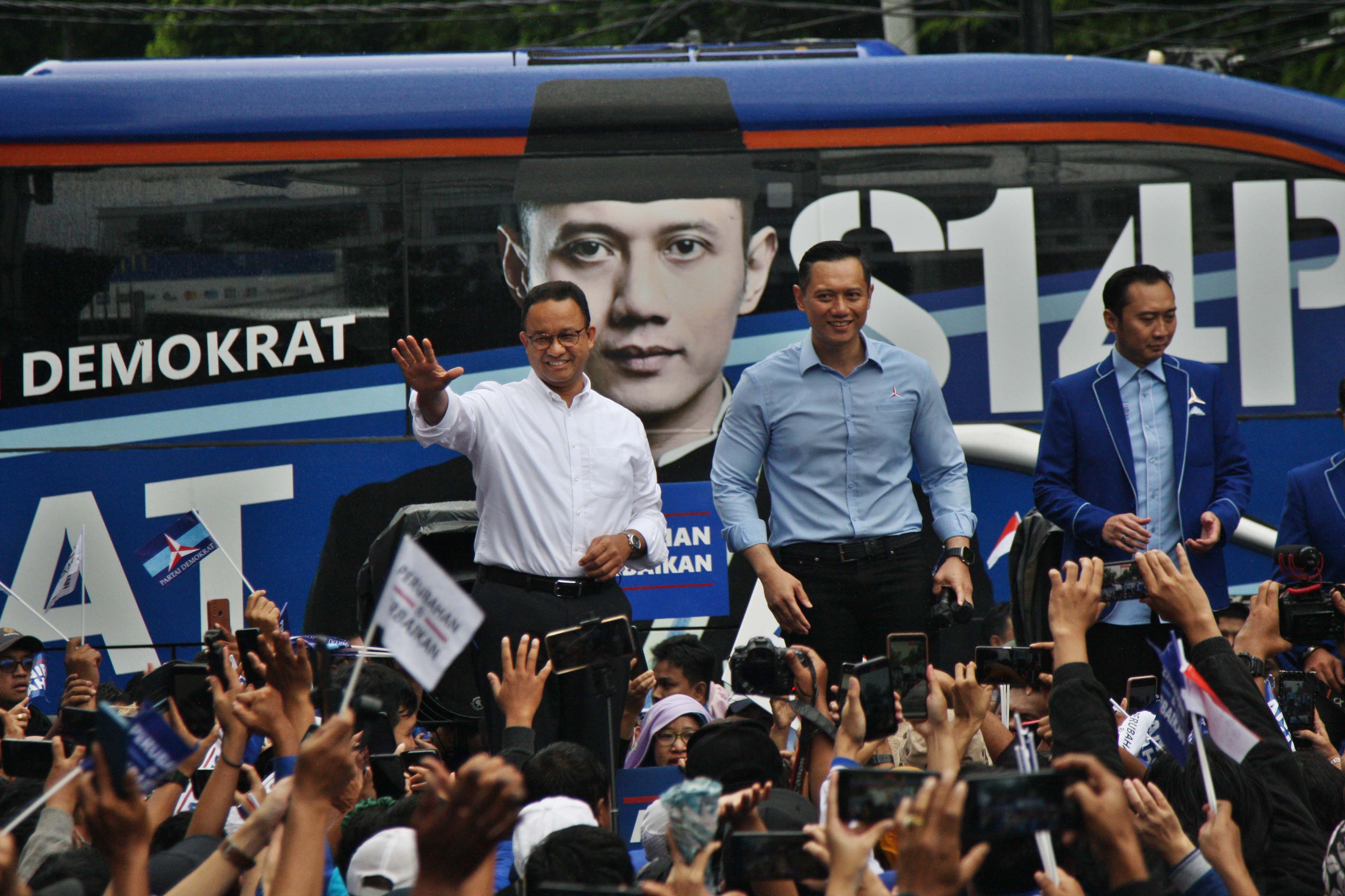 Calon Presiden dari Koalisi Perubahan Anies Baswedan (kiri)