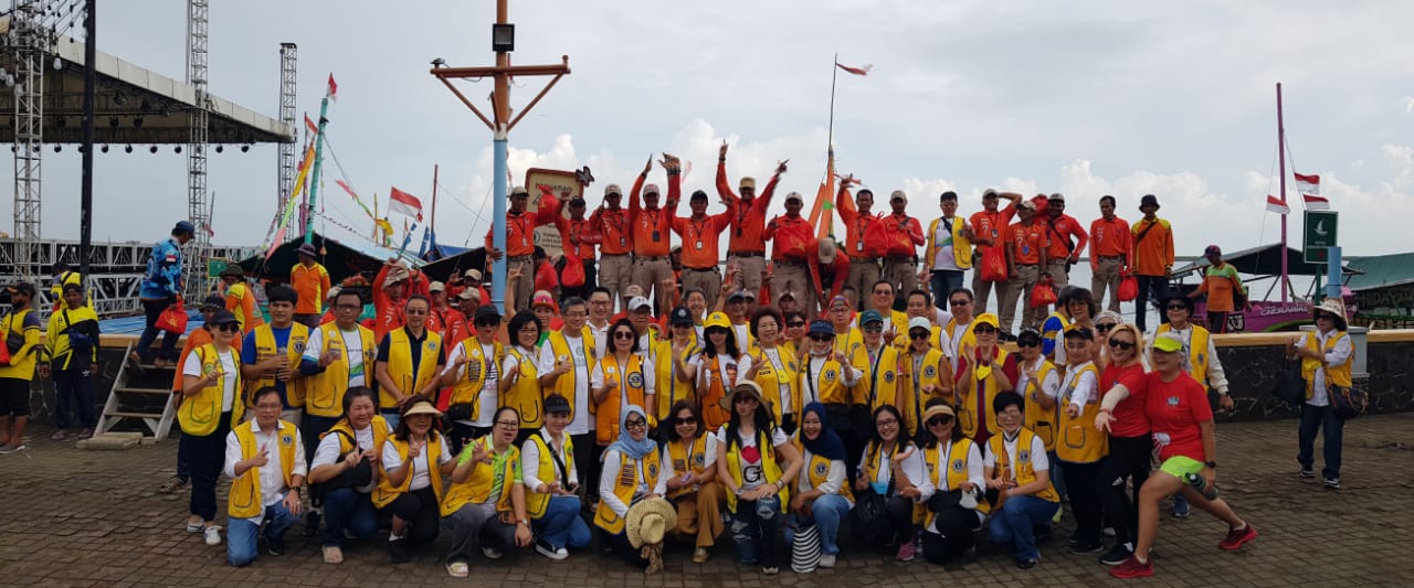 Lions Club memberikan bantuan sembako kepada Petugas Sampan di Pantai Festival Ancol