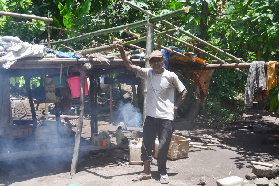 Yosep Doang Hurit di depan gubuknya yang sederhana di Flores Timur.
