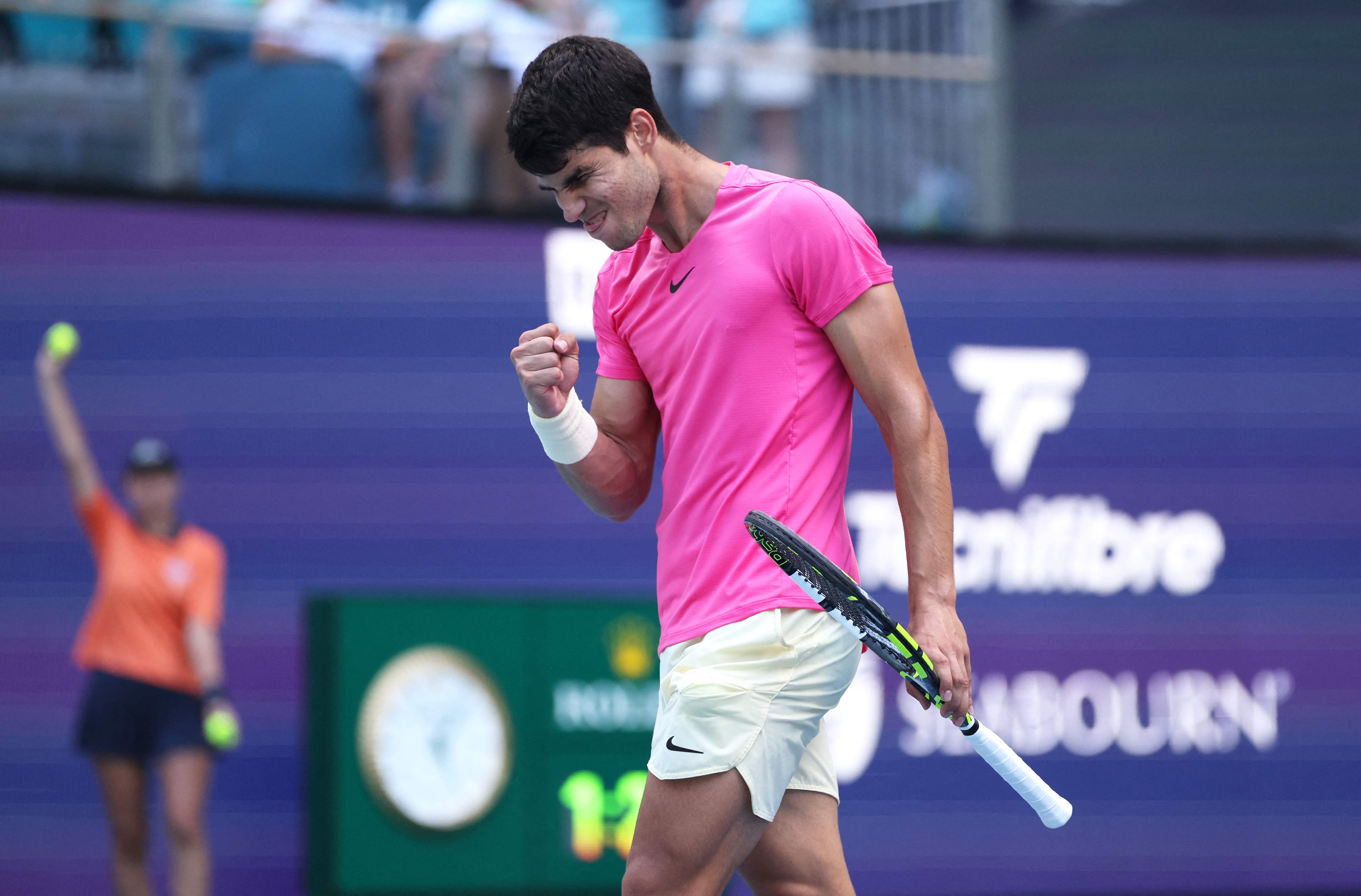 Petenis Spanyol Carlos Alcaraz meluapkan emosinya setelah meraih poin saat melawan wakil Amerika Serikat Tommy Paul di Miami Terbuka 2023.