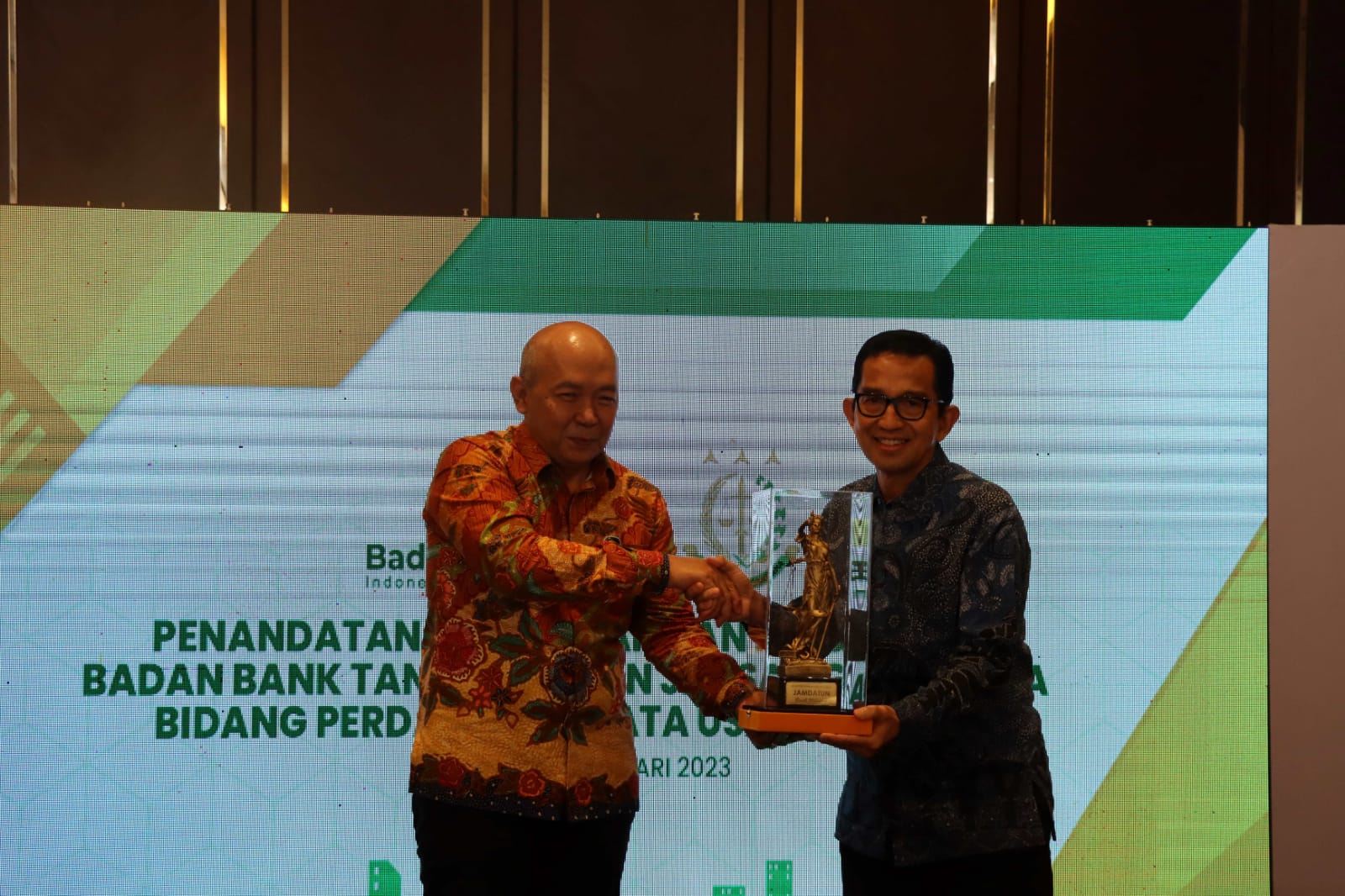 Kepala Badan Bank Tanah Parman Nataatmadja dan Jamdatun Feri Wibisono usai Penandatanganan Perjanjian Kerja Sama di Jakarta, Selasa (21/2/2