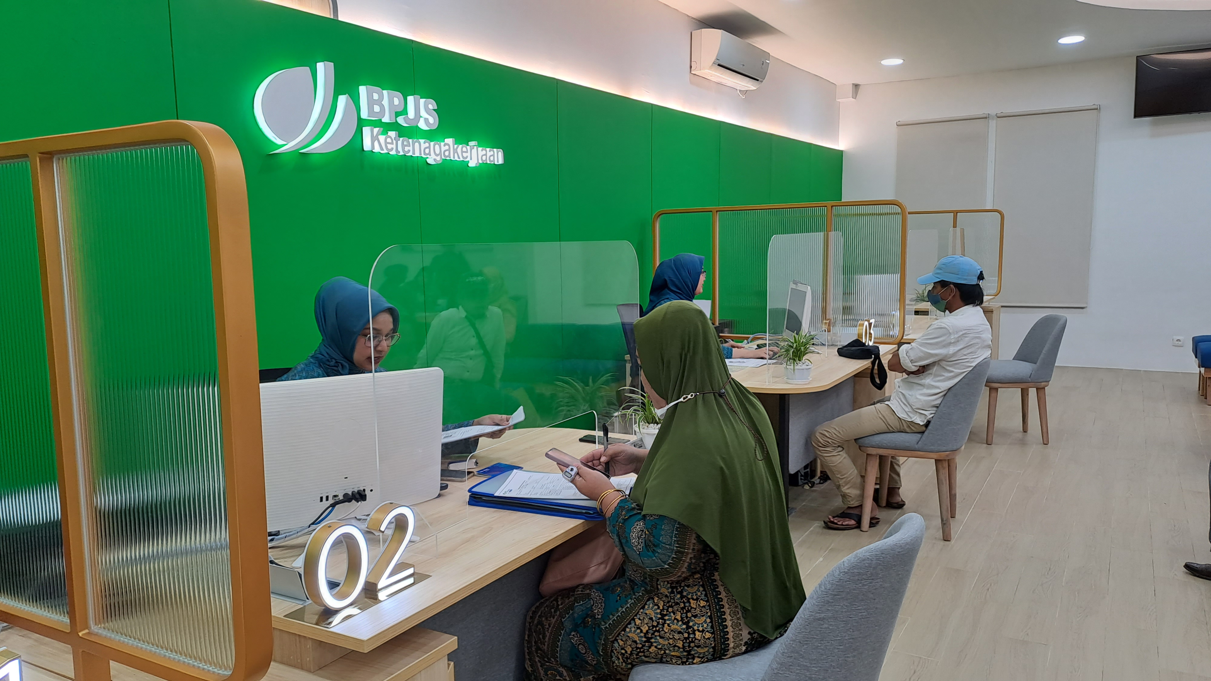Suasana kantor BPJS Ketenagakerjaan di Palembang.