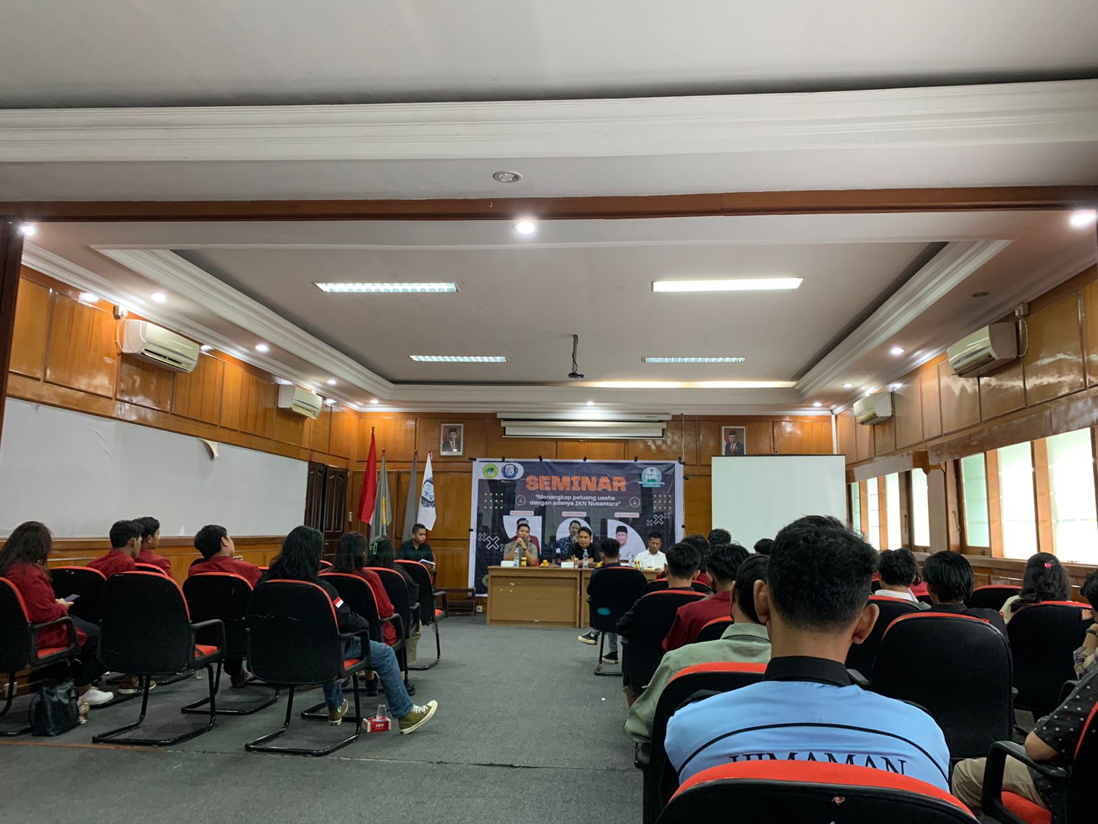 Sejumlah mahasiswa, pemuda dan masyarakat menghadiri seminar  Menangkap Peluang Usaha dengan adanya IKN Nusantara, di Samarinda