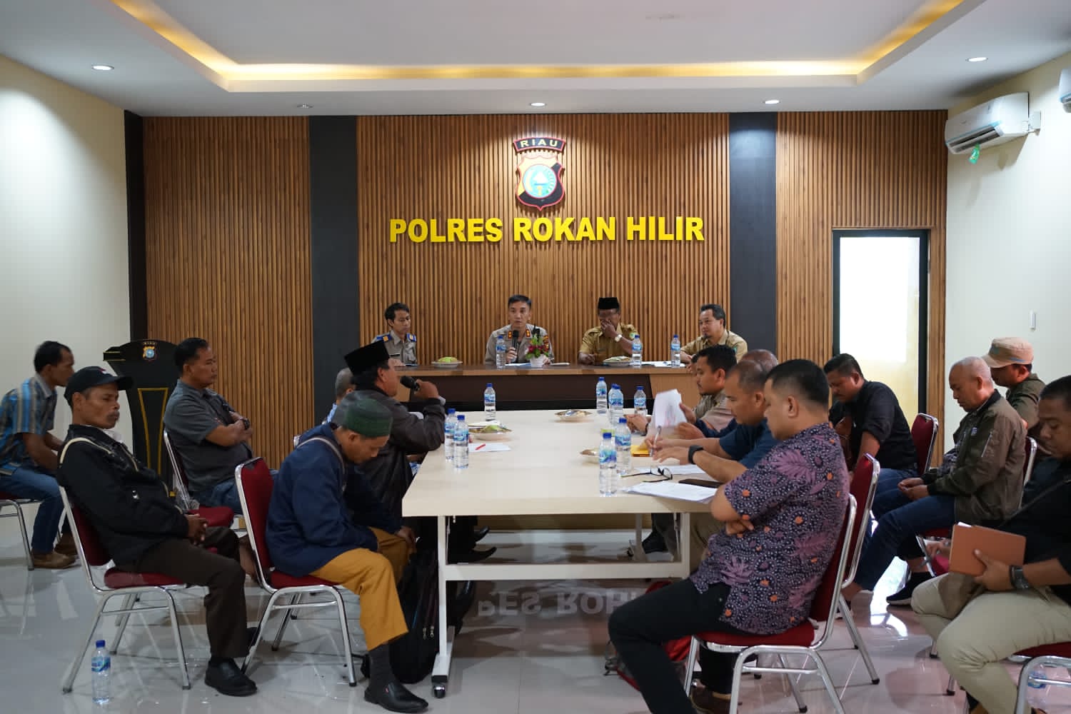 Kapolres Rokan Hilir AKBP Andrian P saat memfasilitasi mediasi antara BPN, dinas koperasi, dinas perkebunan, masyarakat, dan perusahaaan. 