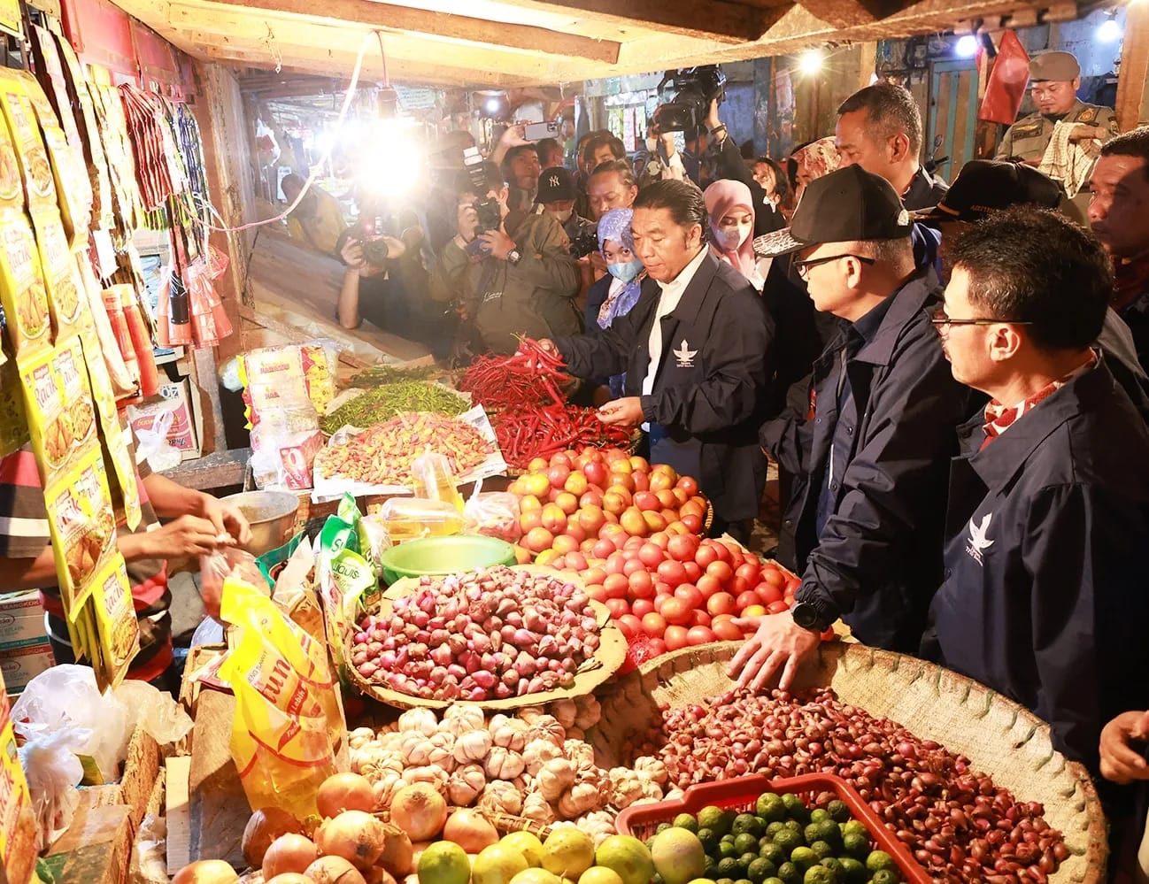 Pj Gubernur Banten Al Muktabar Pantau Barang dan Harga Kebutuhan Pokok di Pasar Rau