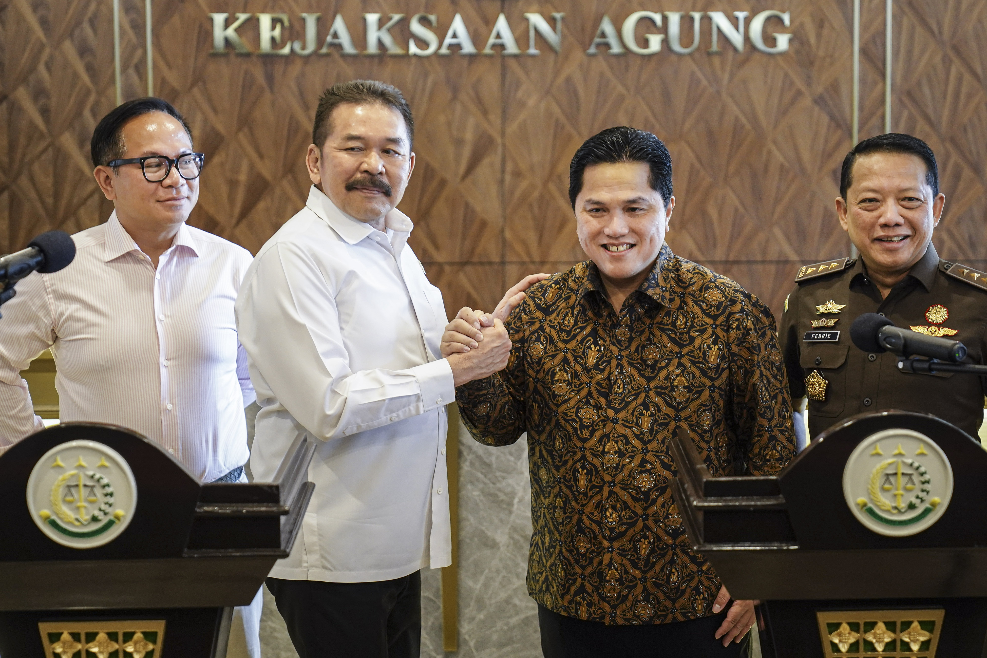 Jaksa Agung ST Burhanuddin (kedua kiri) berjabat tangan dengan Menteri BUMN Erick Thohir (kedua kanan) didampingi Jampidsus Febrie Adriansya