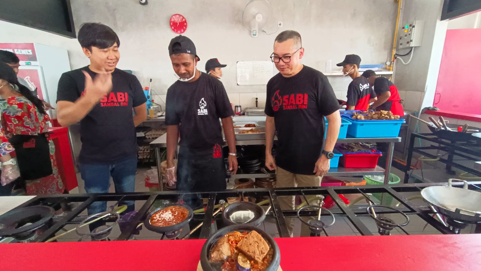 Penyajian sambal di restoran sambal bini