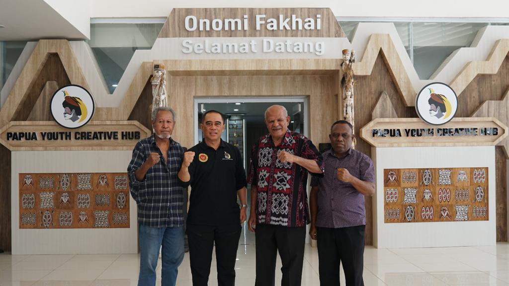 Tokoh Masyarakat Adat Papua di pintu gerbang gedung Papua Youth Creative Hub (PYCH)