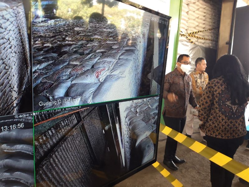 Direktur Komersial Holding Pangan ID FOOD Ardiansyah Chaniago merealisasi sistem resi gudang komoditas gula di Kabupaten Malang, Jawa Timur.