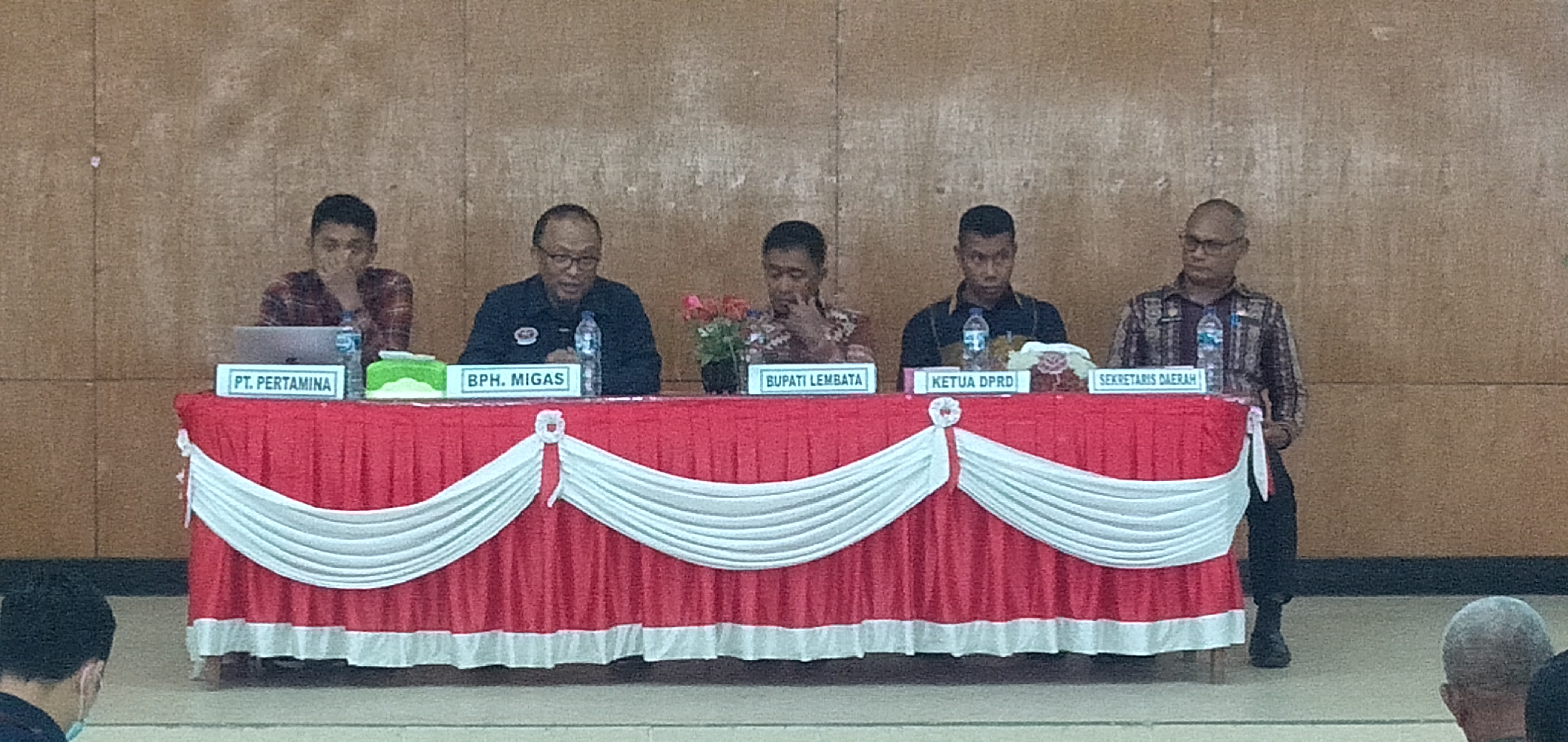 Komite BPH Migas, Abdul Halim, Pj Bupati Lembata Marsianus Jawa saat konfrensi pers terkait masalah distribusi BBM di Lembata, NTT.