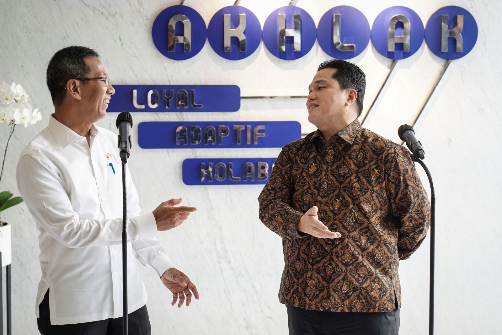 Pj Gubernur DKI Jakarta Heru Budi Hartono berbincang dengan Menteri BUMN Erick Thohir