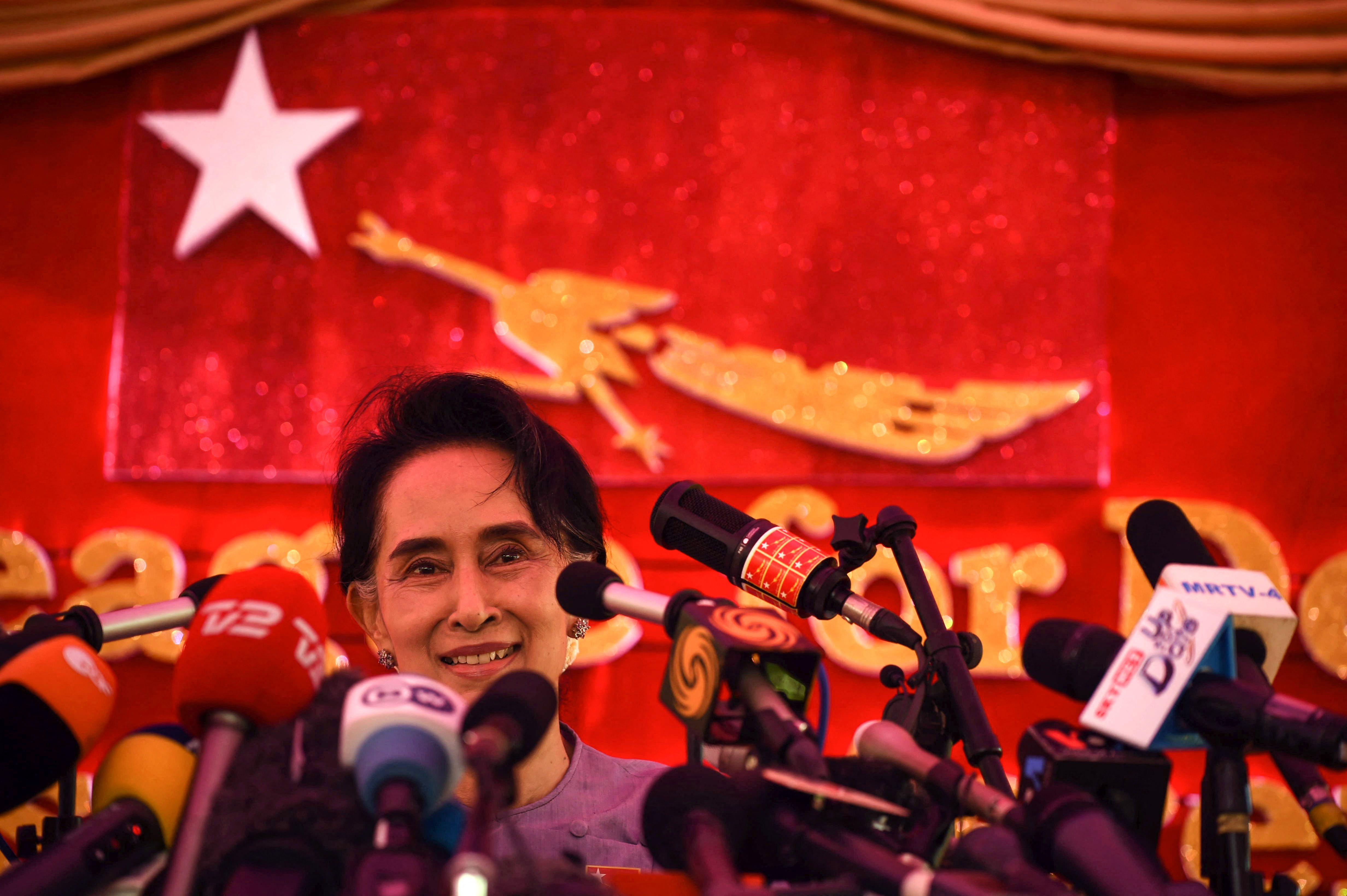 File--Ketua NLD Aung San Suu Kyi memberikan keterangan pers pada 5 November 2015