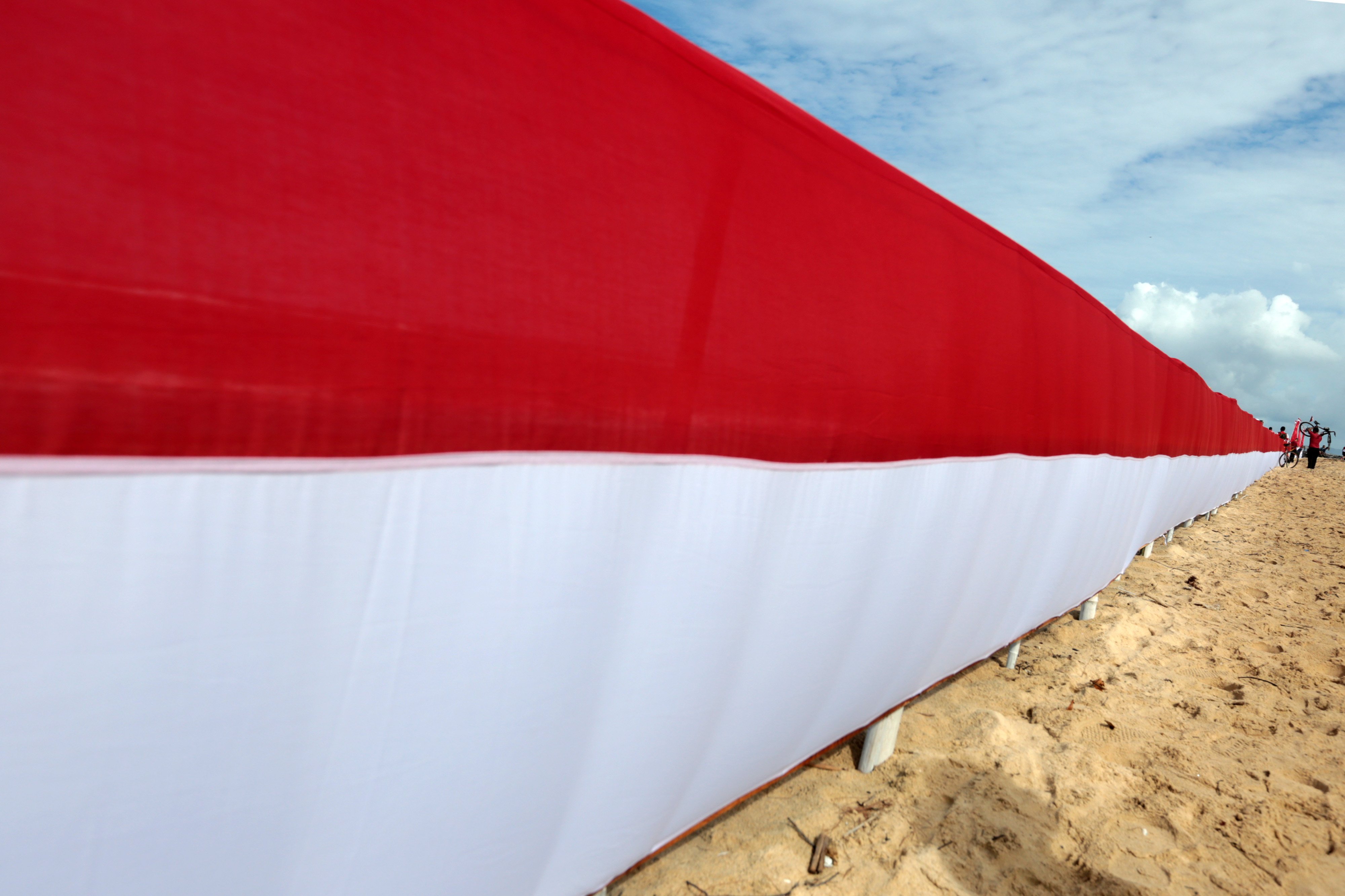 Bendera Merah Putih dikibarkan di pantai wisata Pulau Kapuk, Lhoknga.