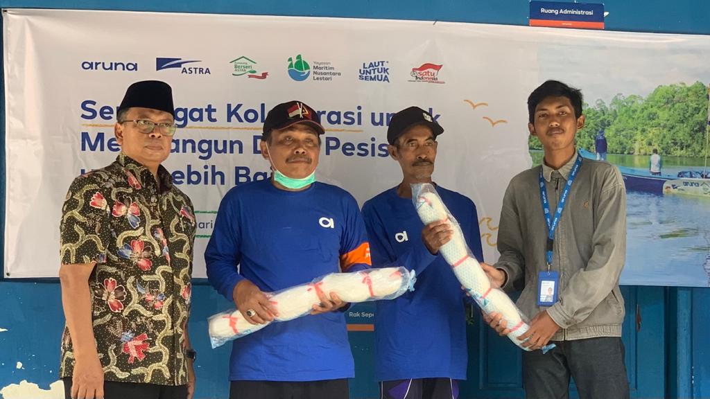 Penyerahan simbolis  200 buah alat tangkap jaring kepada nelayan binaan Yayasan Maritim dan Aruna dari Astra Internasional, Rabu (8/3/2023)