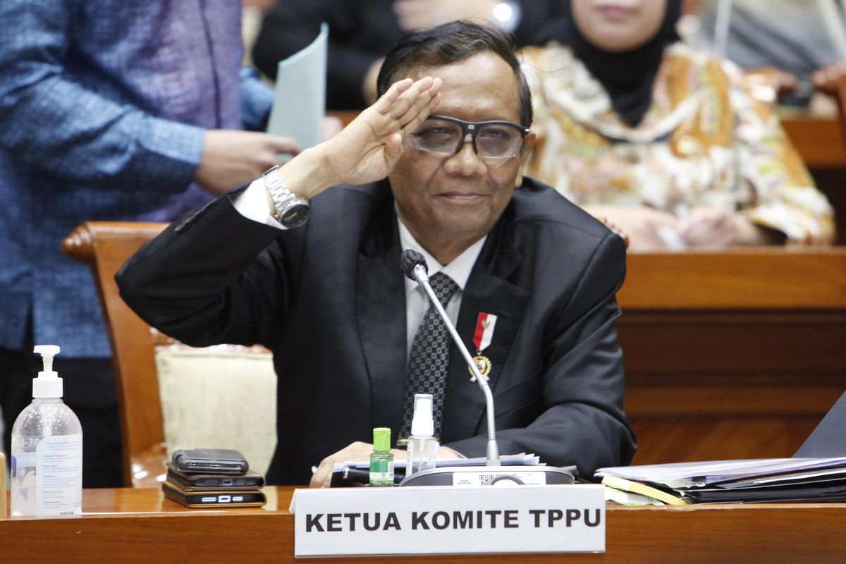 Menteri Koordinator Bidang Politik, Hukum, dan Keamanan (Polhukam) selaku Ketua Komite TPPU, Mahfud MD