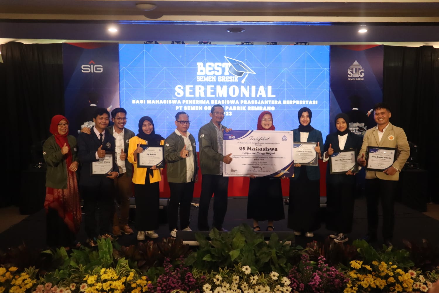 Semen Gresik menyerahkan beasiswa untuk 25 mahasiswa dalam program Beasiswa Prasejahtera Berprestasi (BEST).